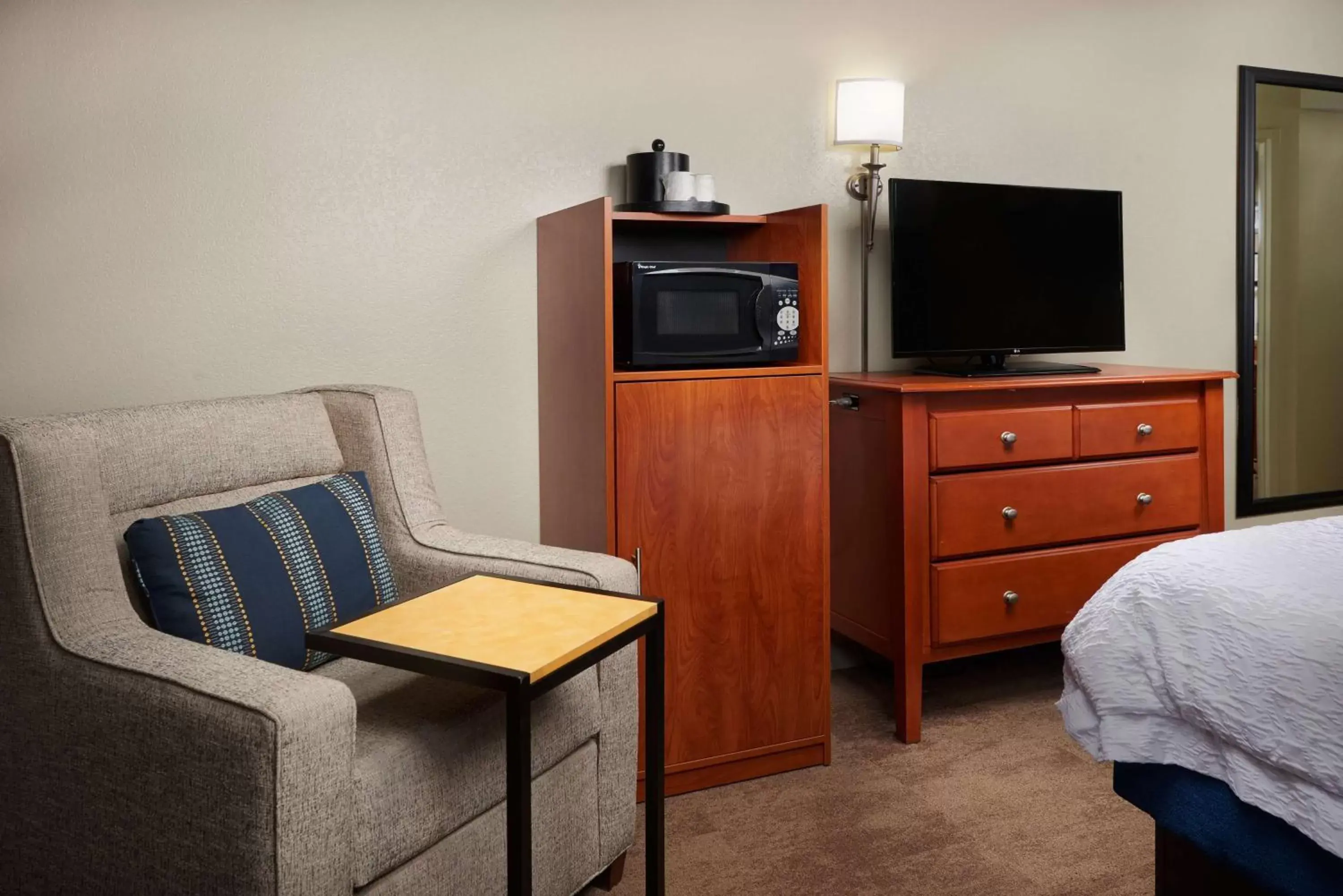 Living room, Seating Area in Hampton Inn Ann Arbor-South