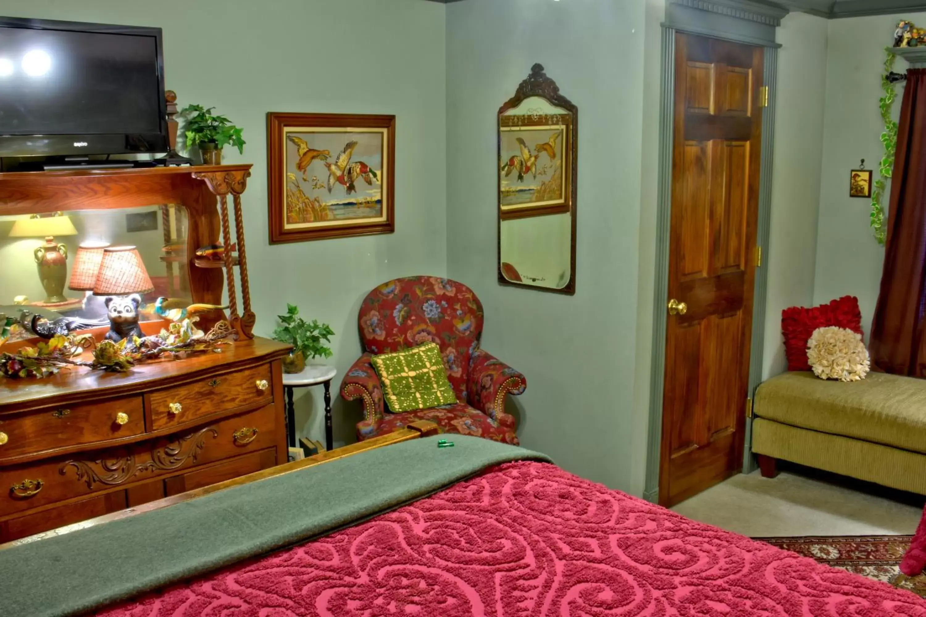 Standard Queen Room in Big Yellow Inn
