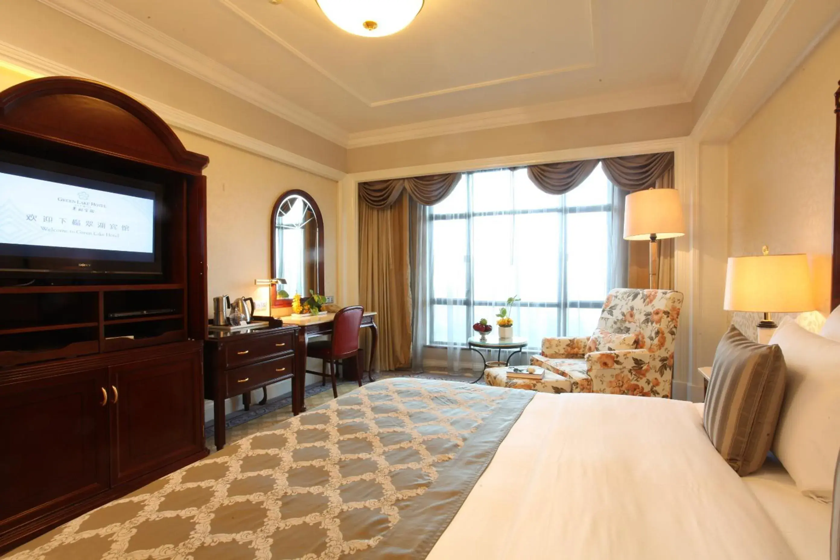 Business King Room in Zhongwei Green Lake Hotel Kunming