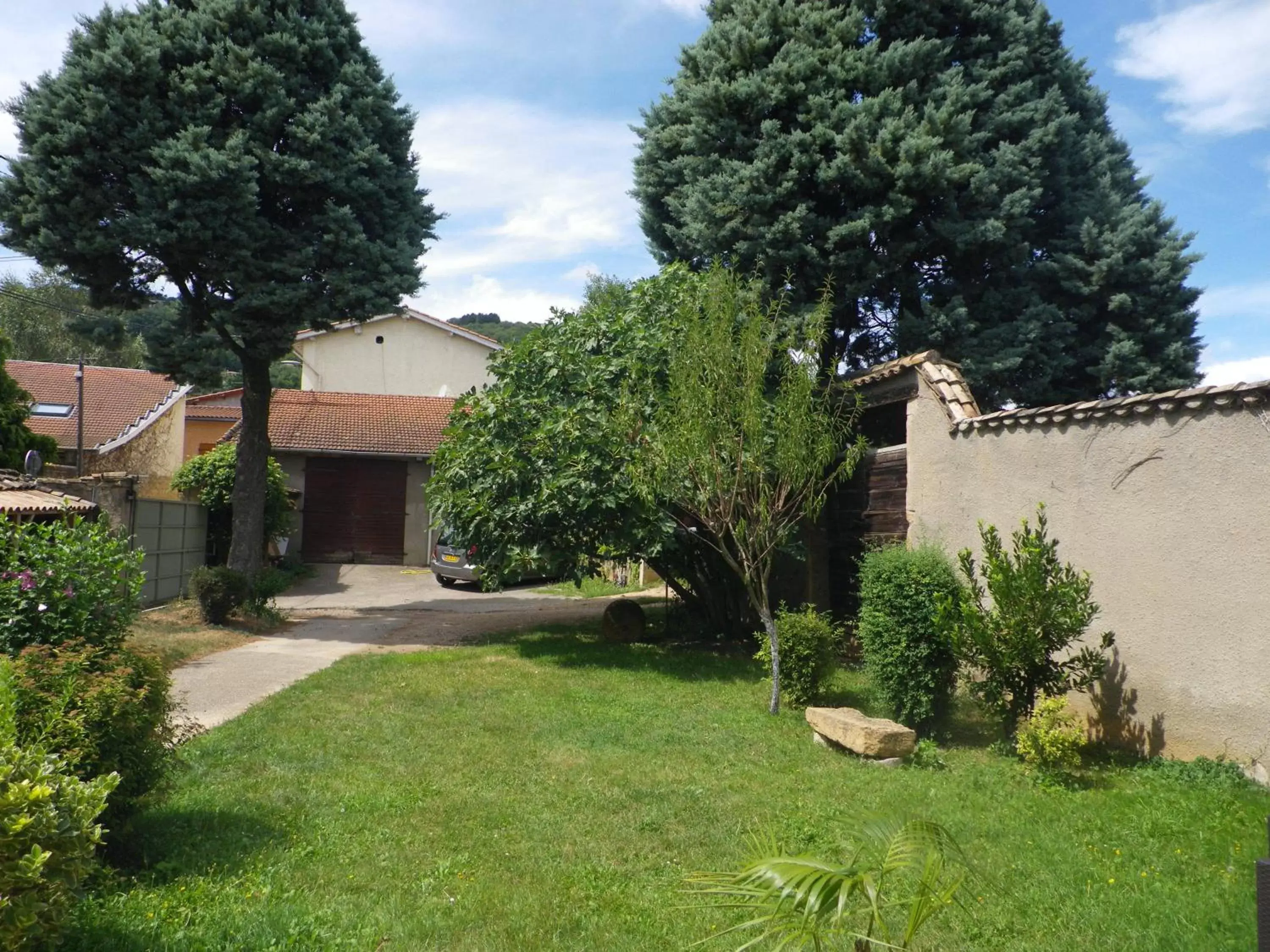 Garden, Property Building in Chambres d'Hôtes Mado et Lulu