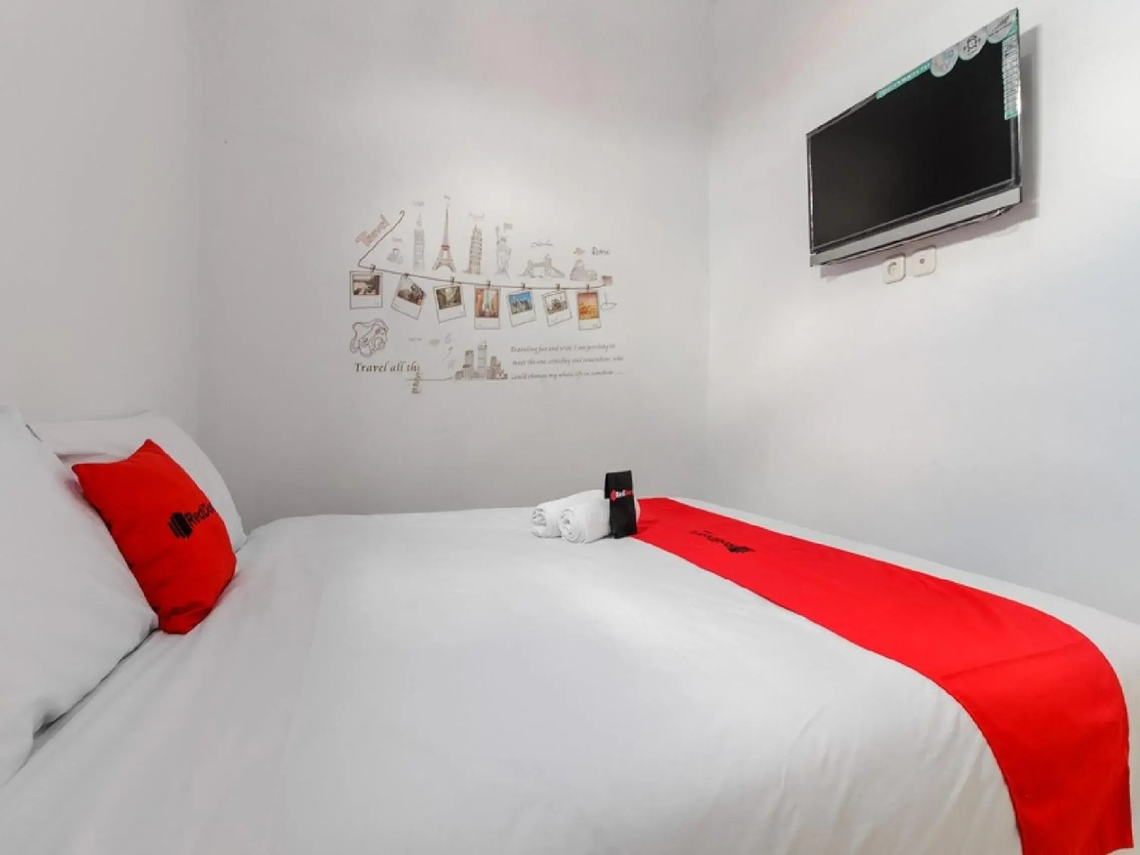 Bedroom, Bed in RedDoorz Plus near Taman Rasuna Menteng