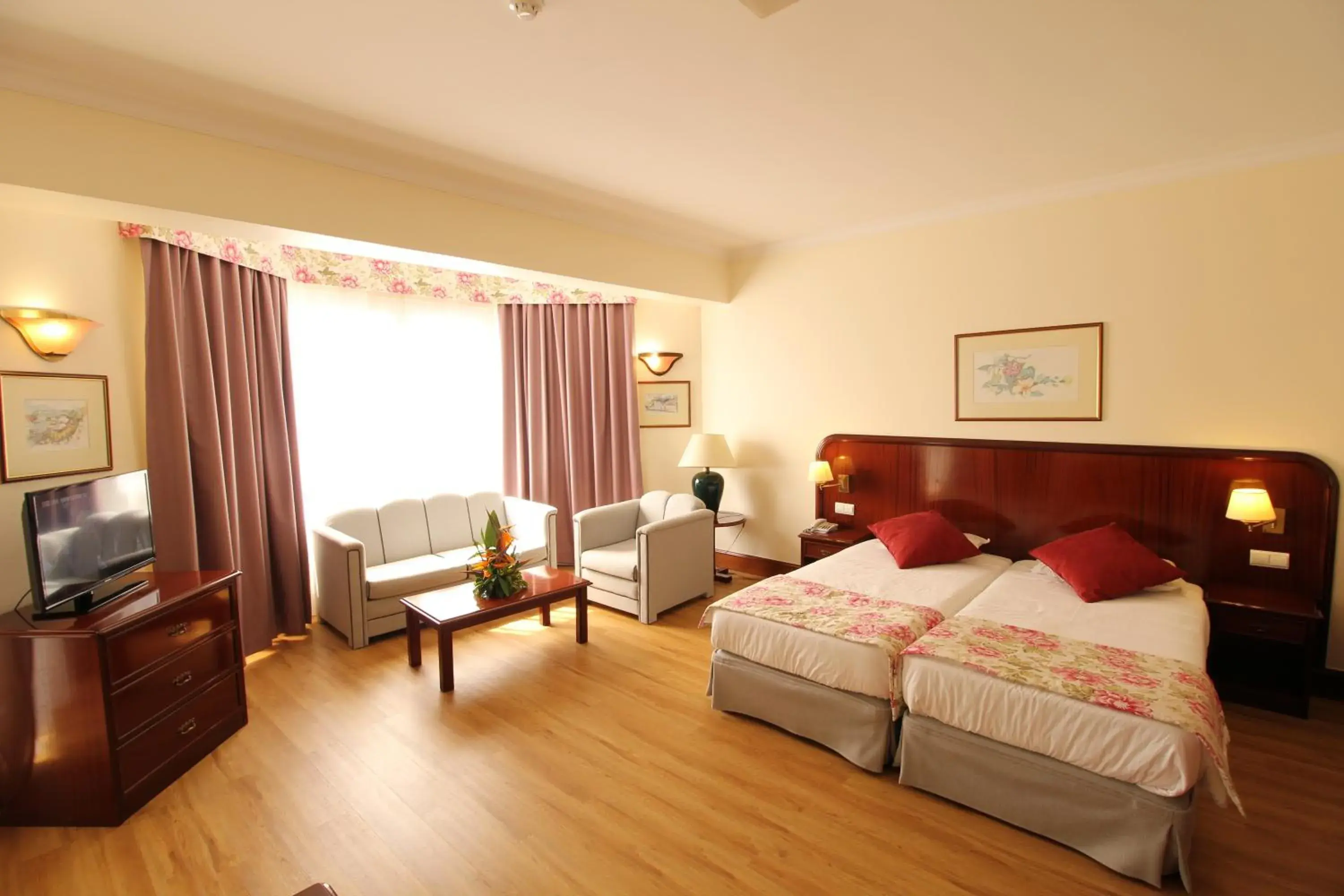 Balcony/Terrace, Bed in Suite Hotel Jardins Da Ajuda Balcony/Terrace, Bed in Suite Hotel Jardins Da Ajuda