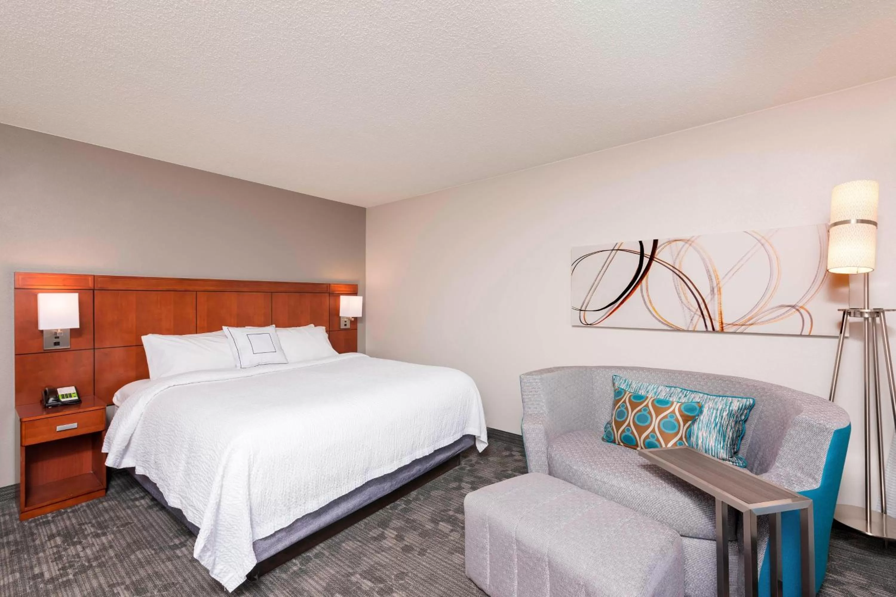 Photo of the whole room, Bed in Courtyard Louisville Downtown