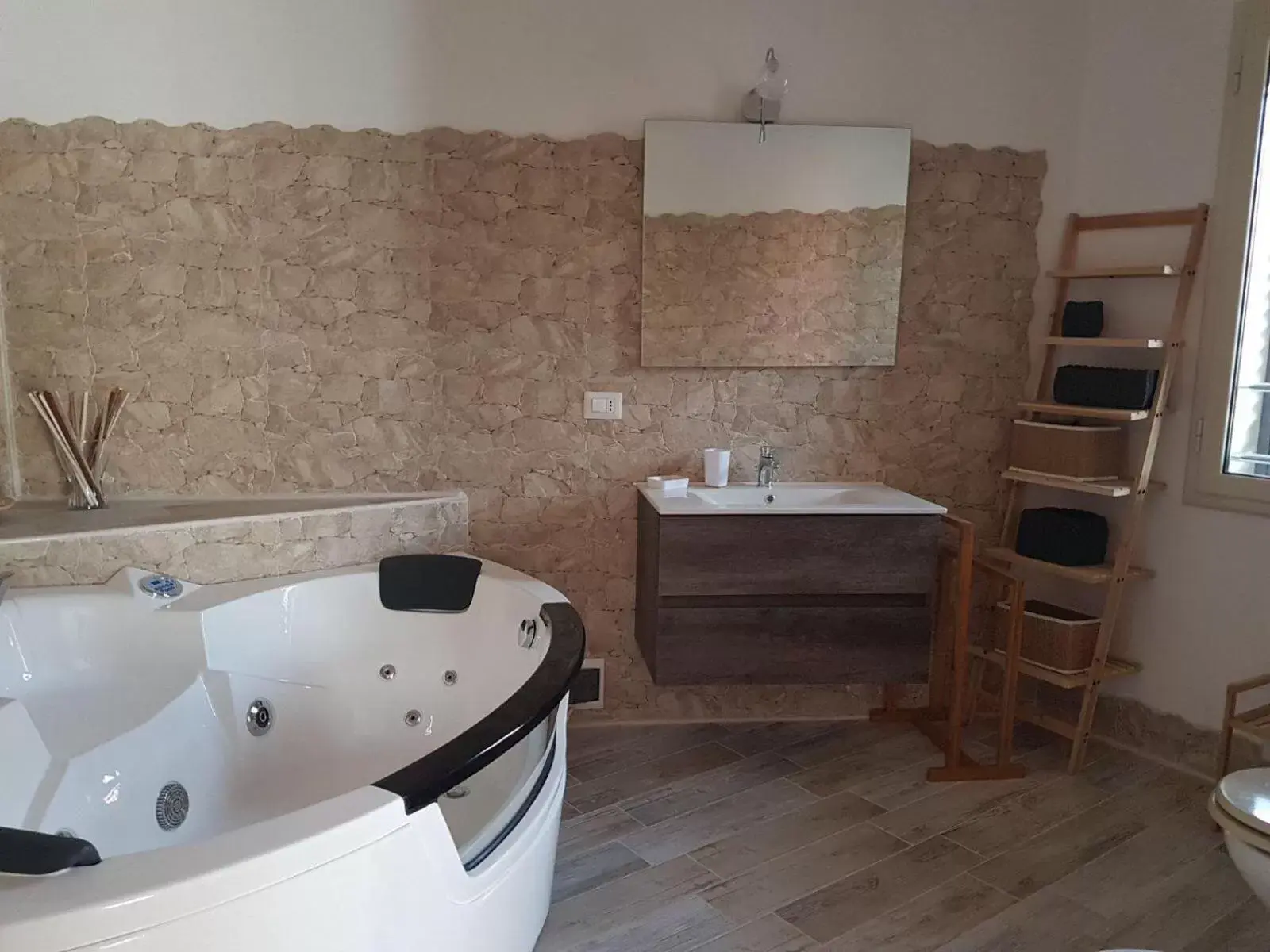 Hot Tub, Bathroom in La Porta dell'Alcantara