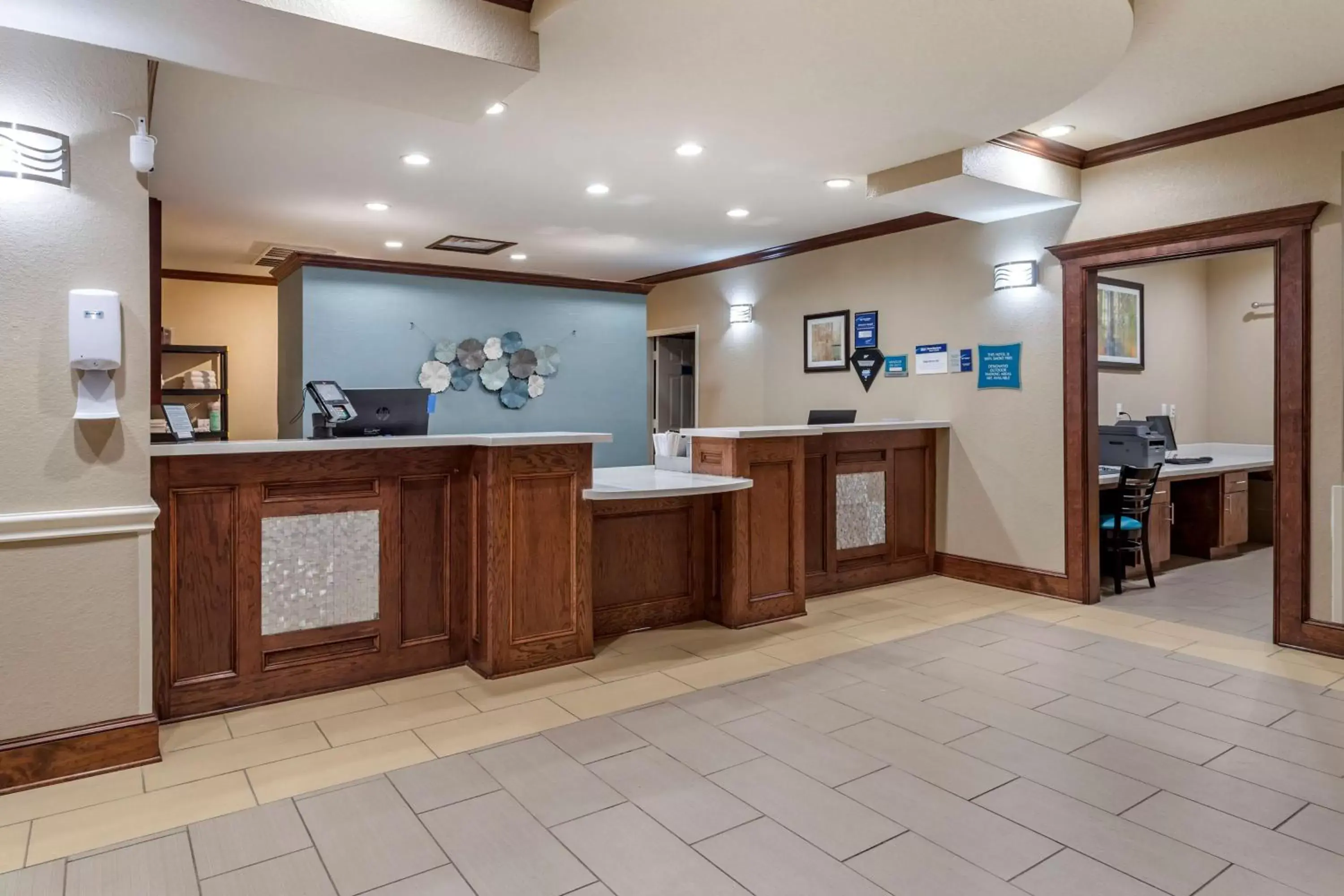 Lobby or reception in Best Western Plus Galveston Suites Lobby or reception in Best Western Plus Galveston Suites
