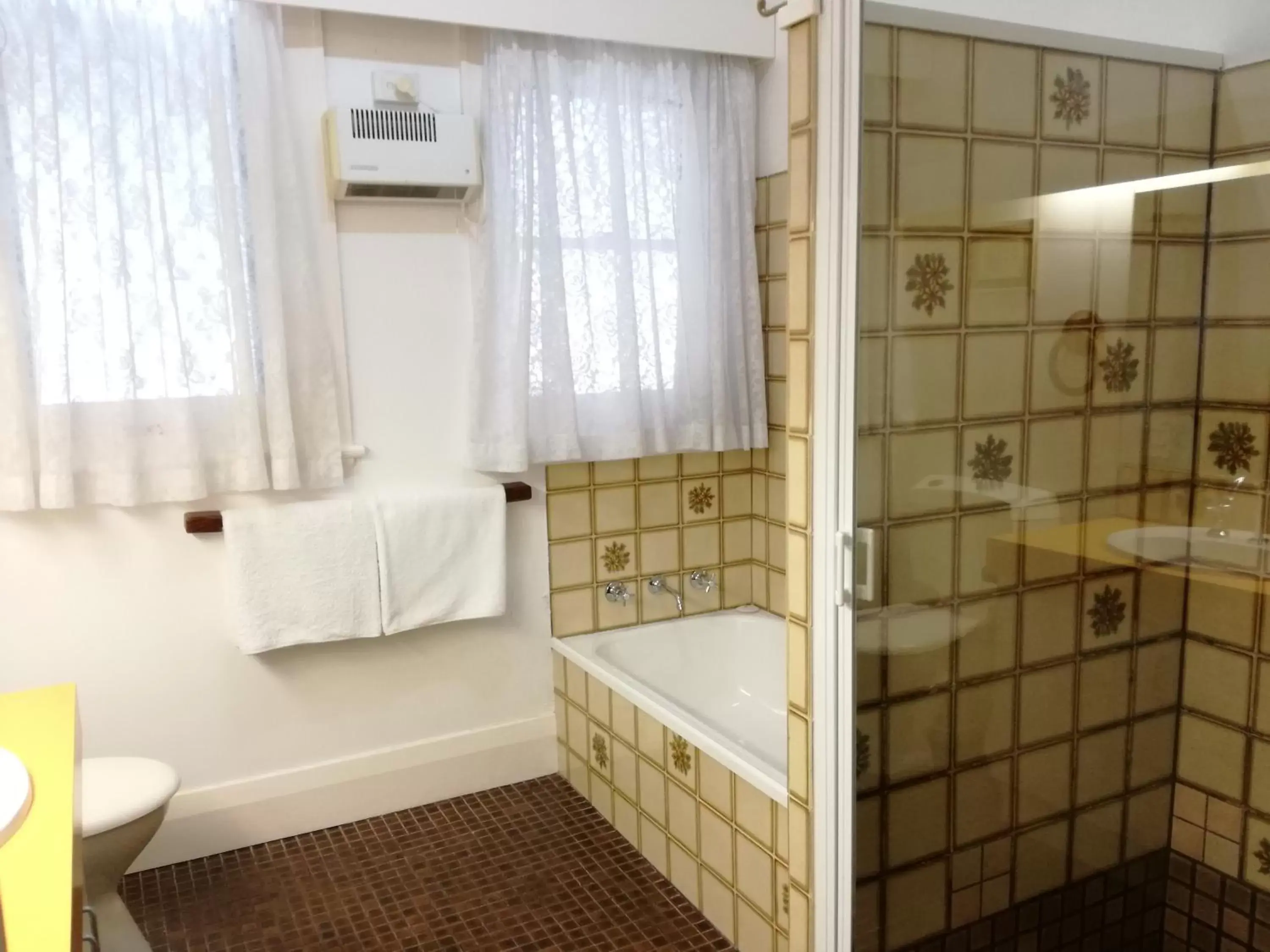 Bathroom in Motel Mayfair on Cavell
