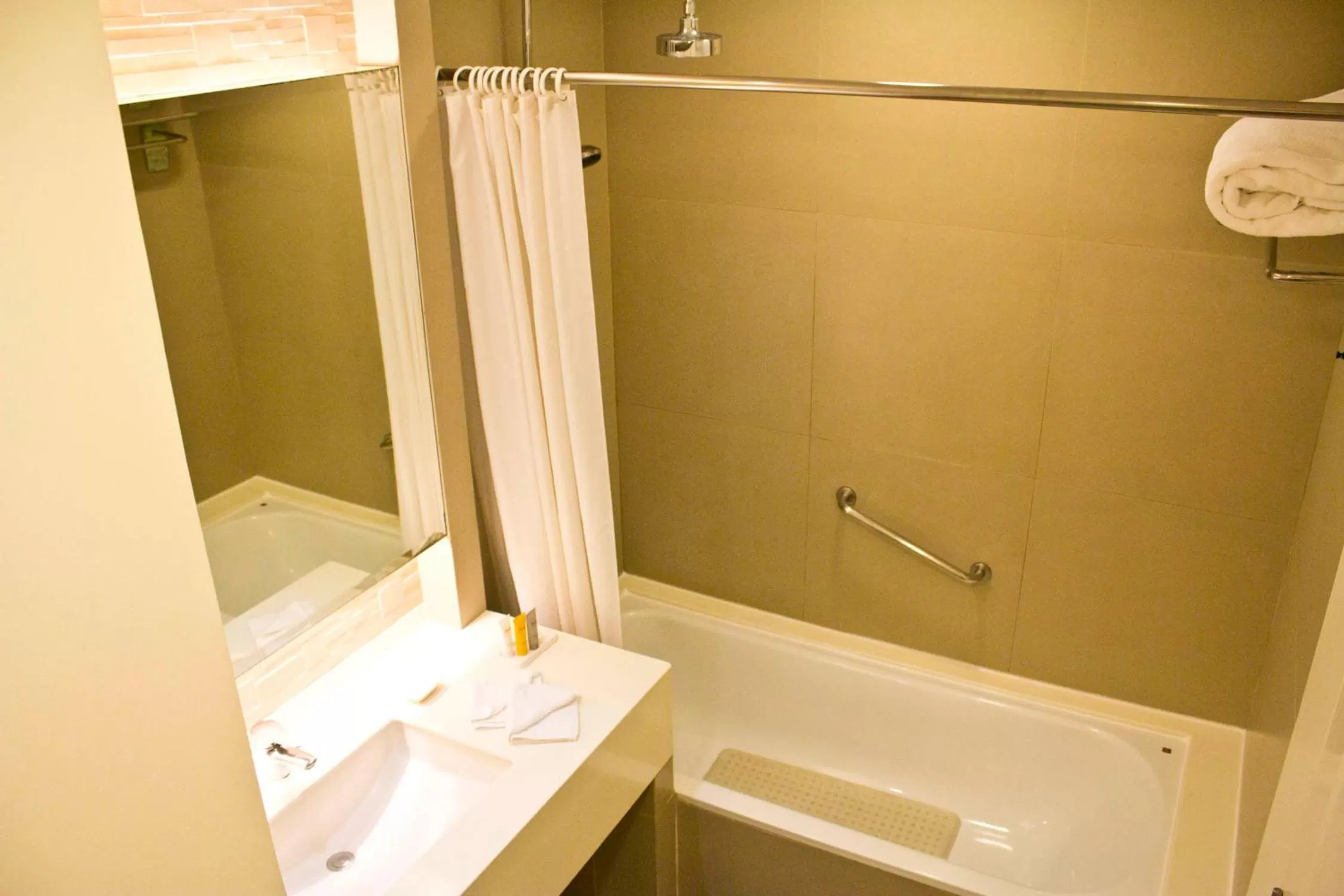 Toilet in Harolds Hotel Cebu