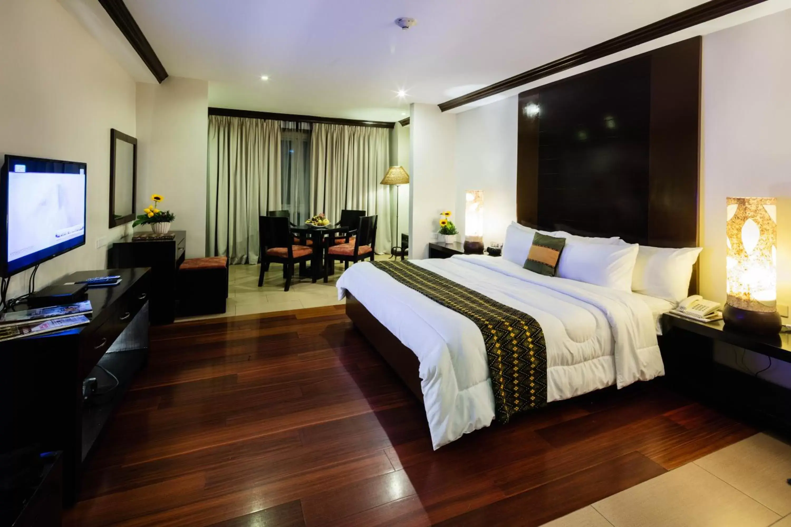 Bed, TV/Entertainment Center in The Apo View Hotel