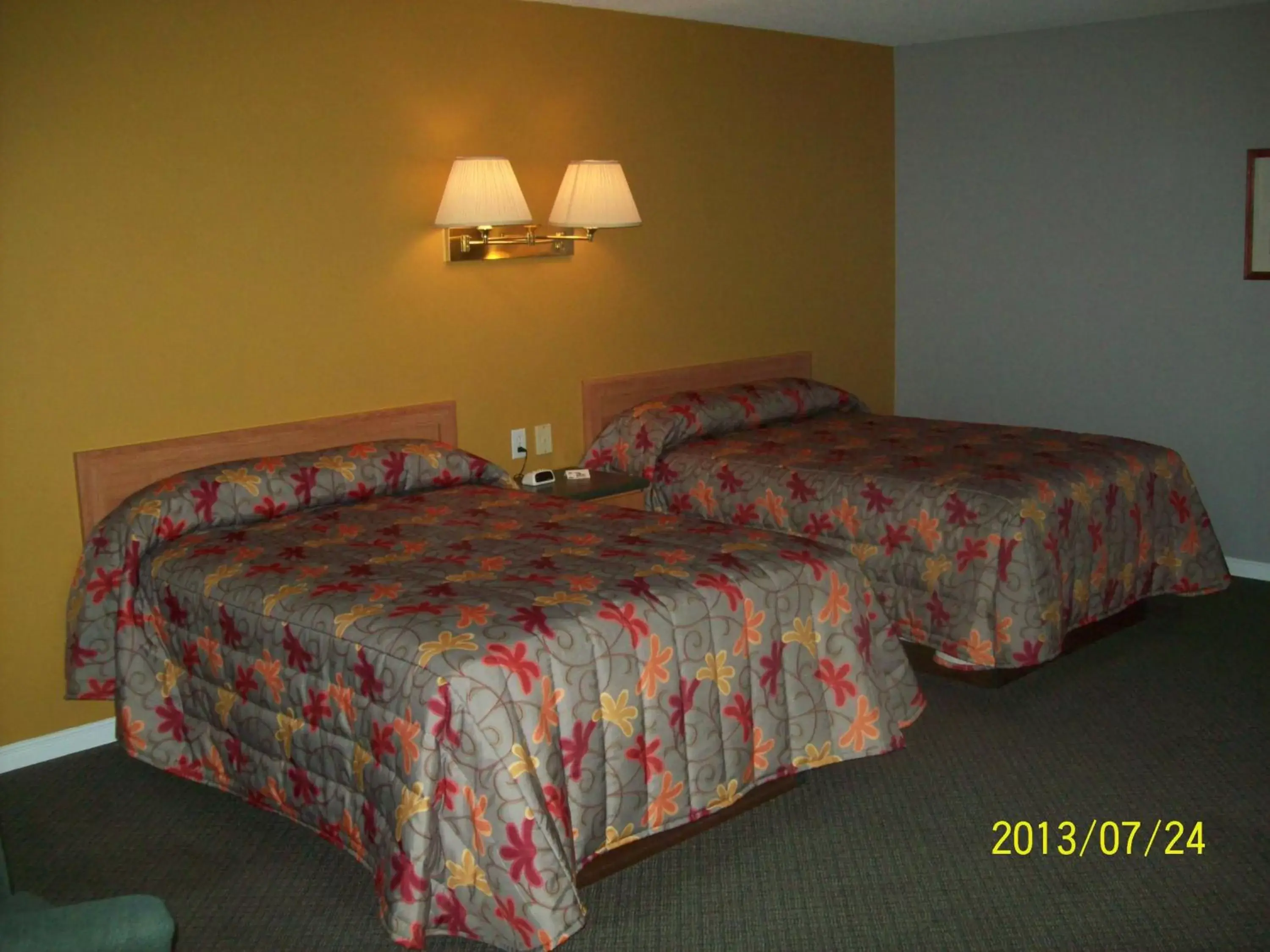 Bed in Hilltop Motel & Restaurant