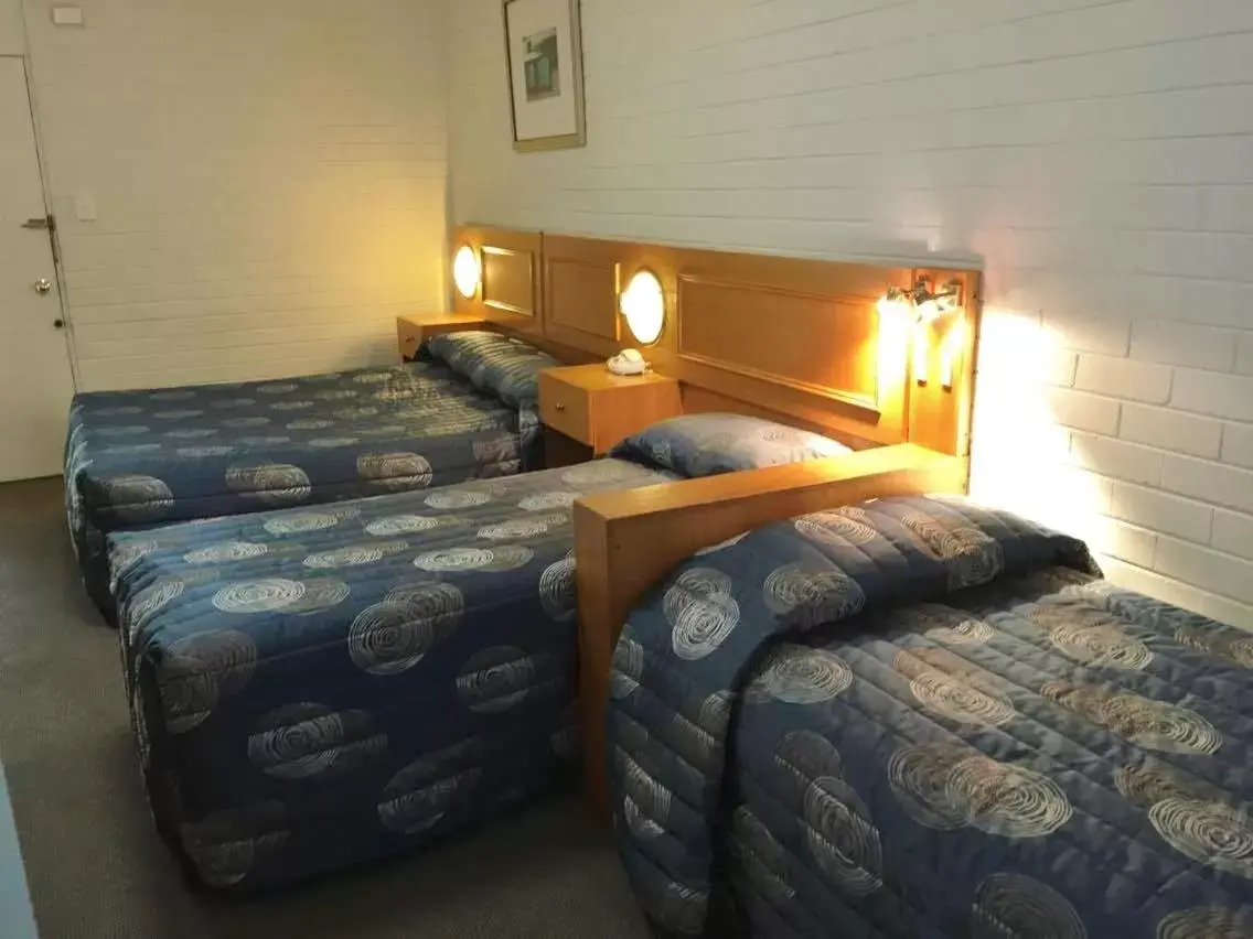 Photo of the whole room, Bed in Goulburn Motor Inn