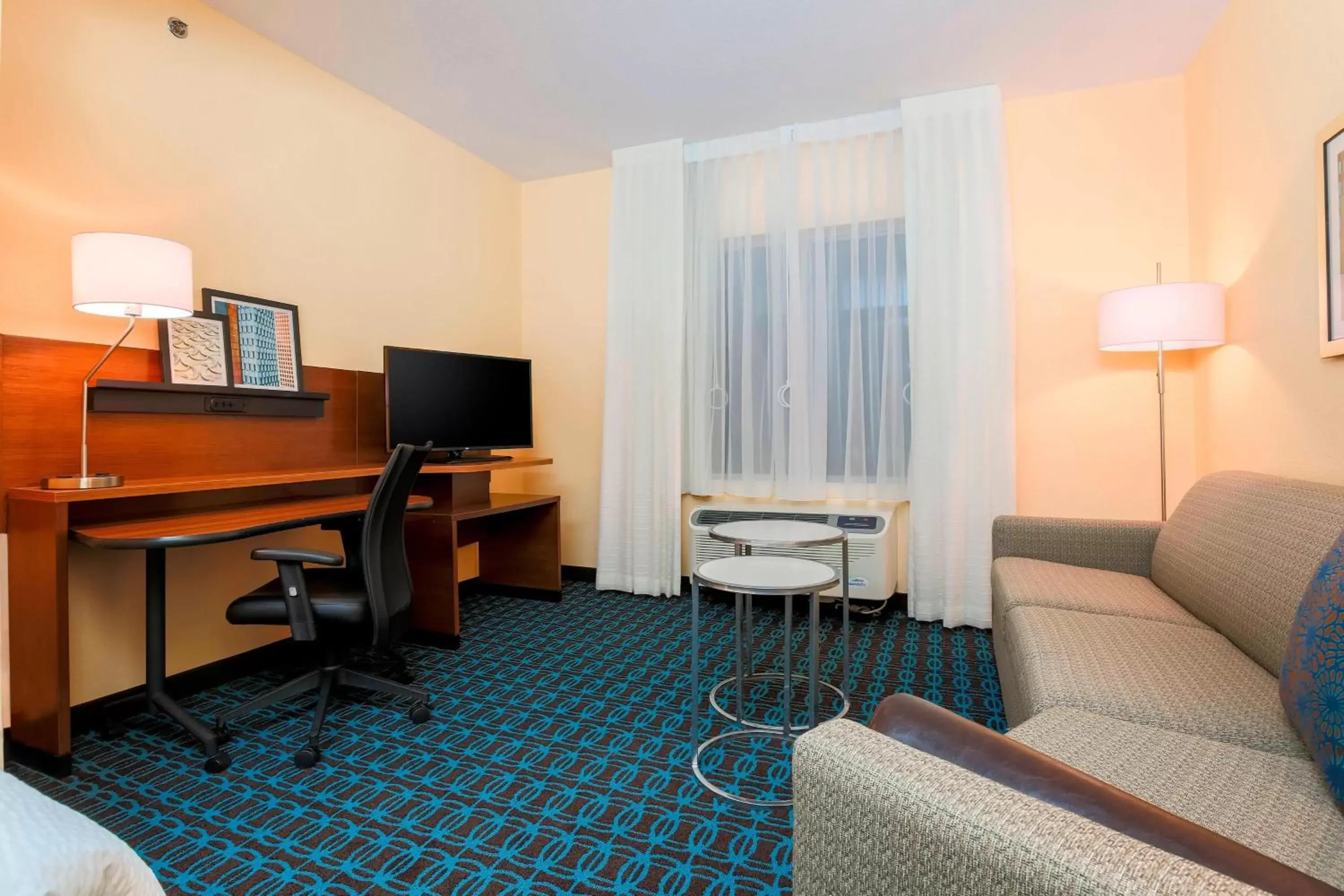 Bedroom, TV/Entertainment Center in Fairfield Inn & Suites by Marriott Pleasanton