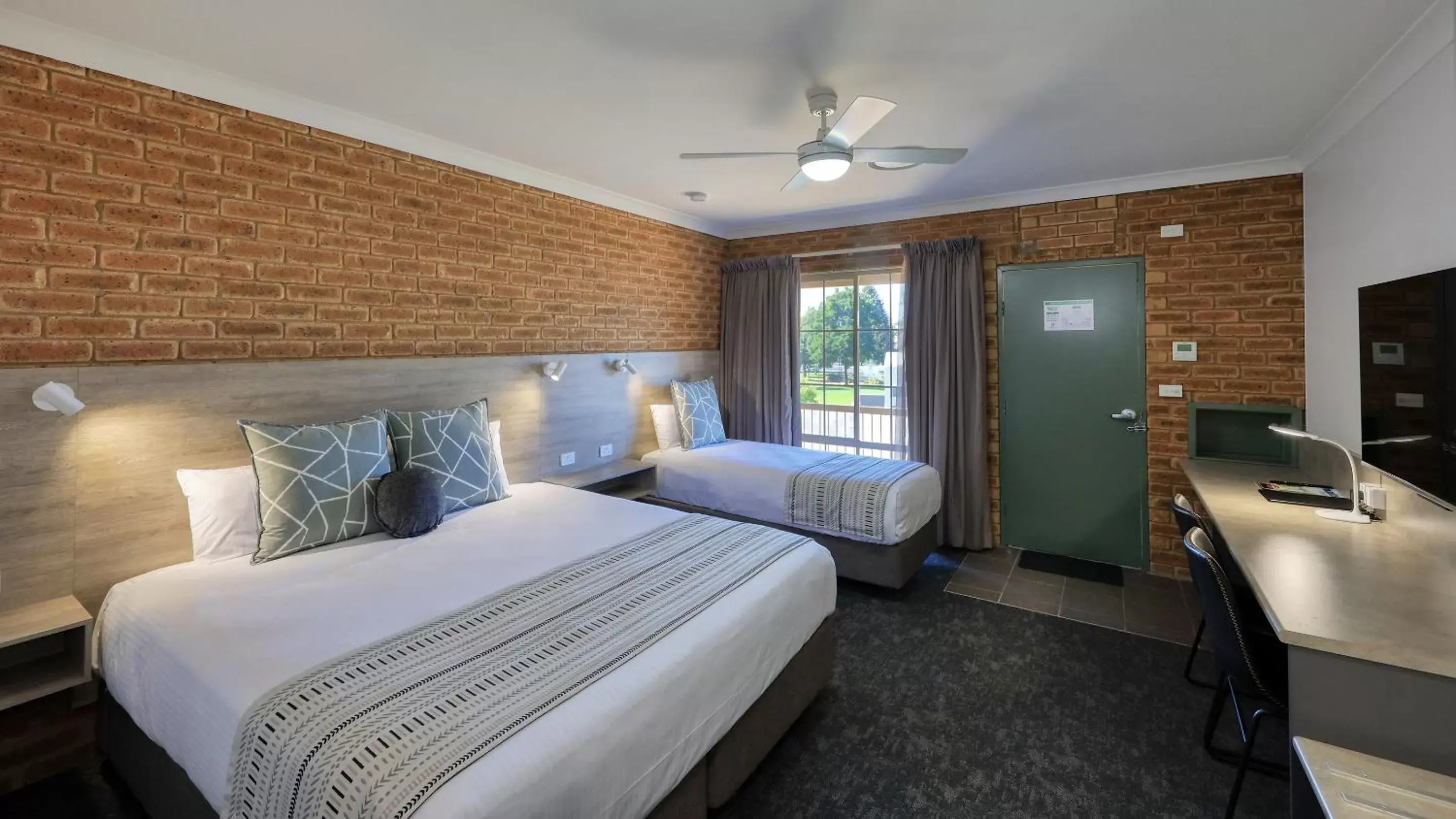 Deluxe Double or Twin Room in Hamilton Henry Parkes Motor Inn Deluxe Double or Twin Room in Hamilton Henry Parkes Motor Inn