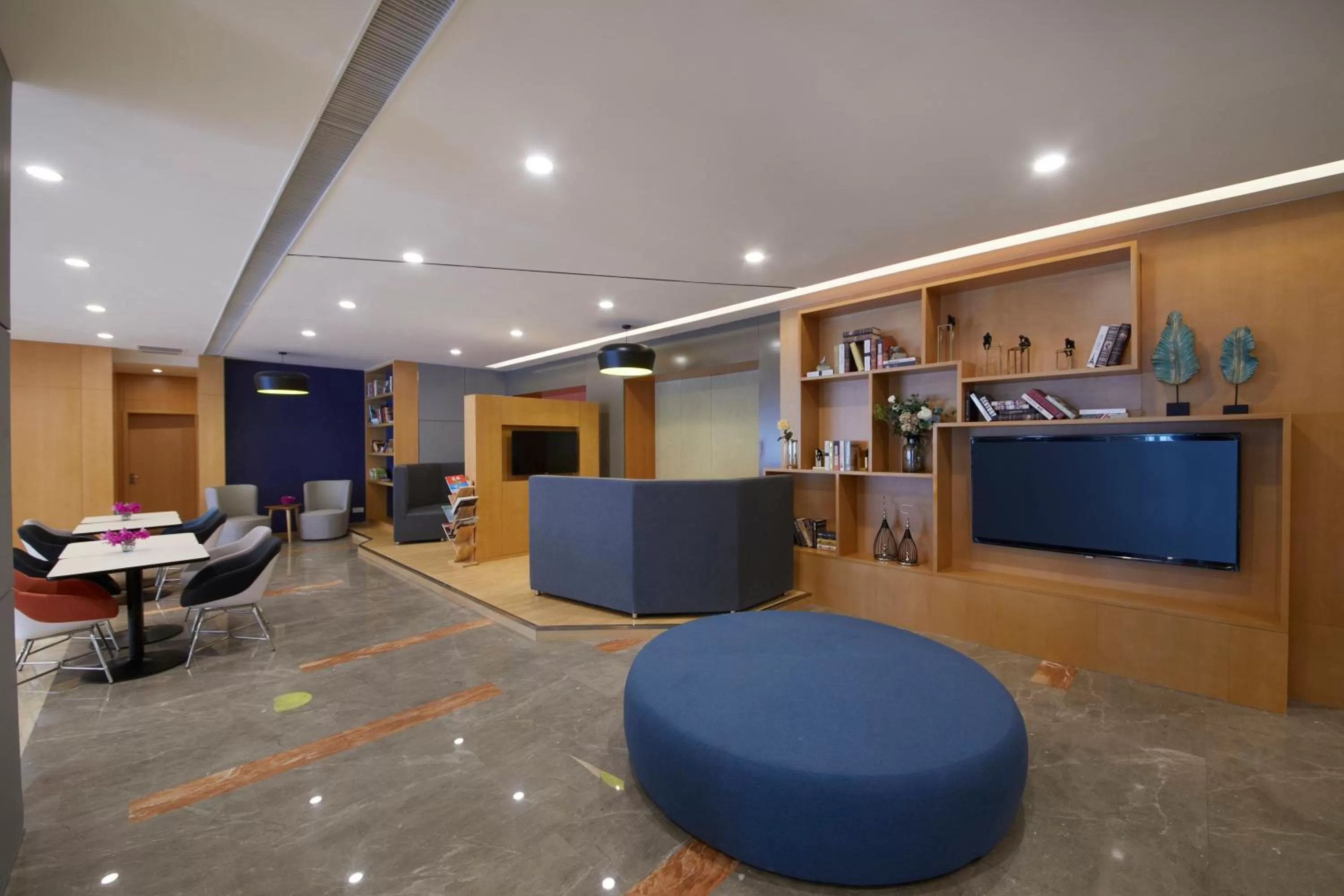 Restaurant/places to eat in Holiday Inn Express Zhengzhou Zhengdong by IHG