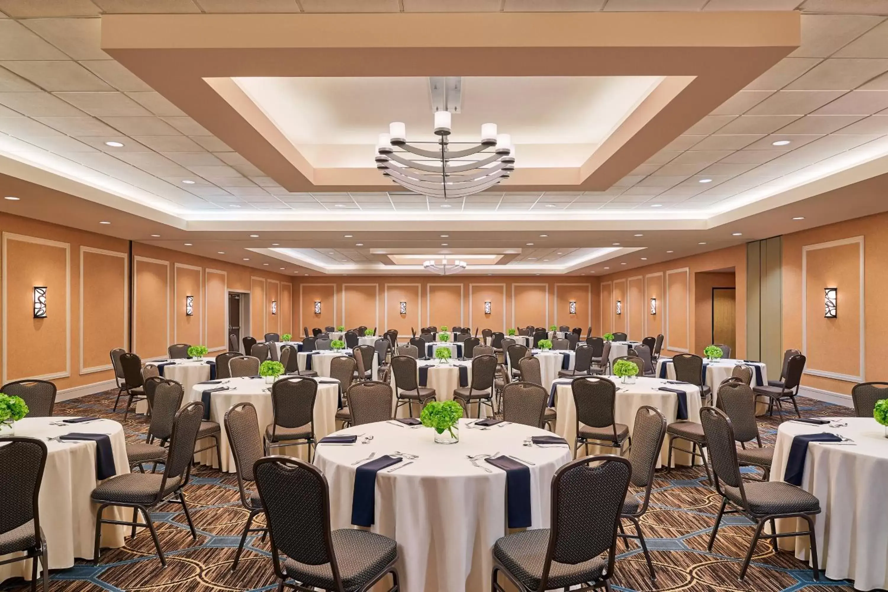Meeting/conference room, Restaurant/Places to Eat in Sheraton North Houston at George Bush Intercontinental