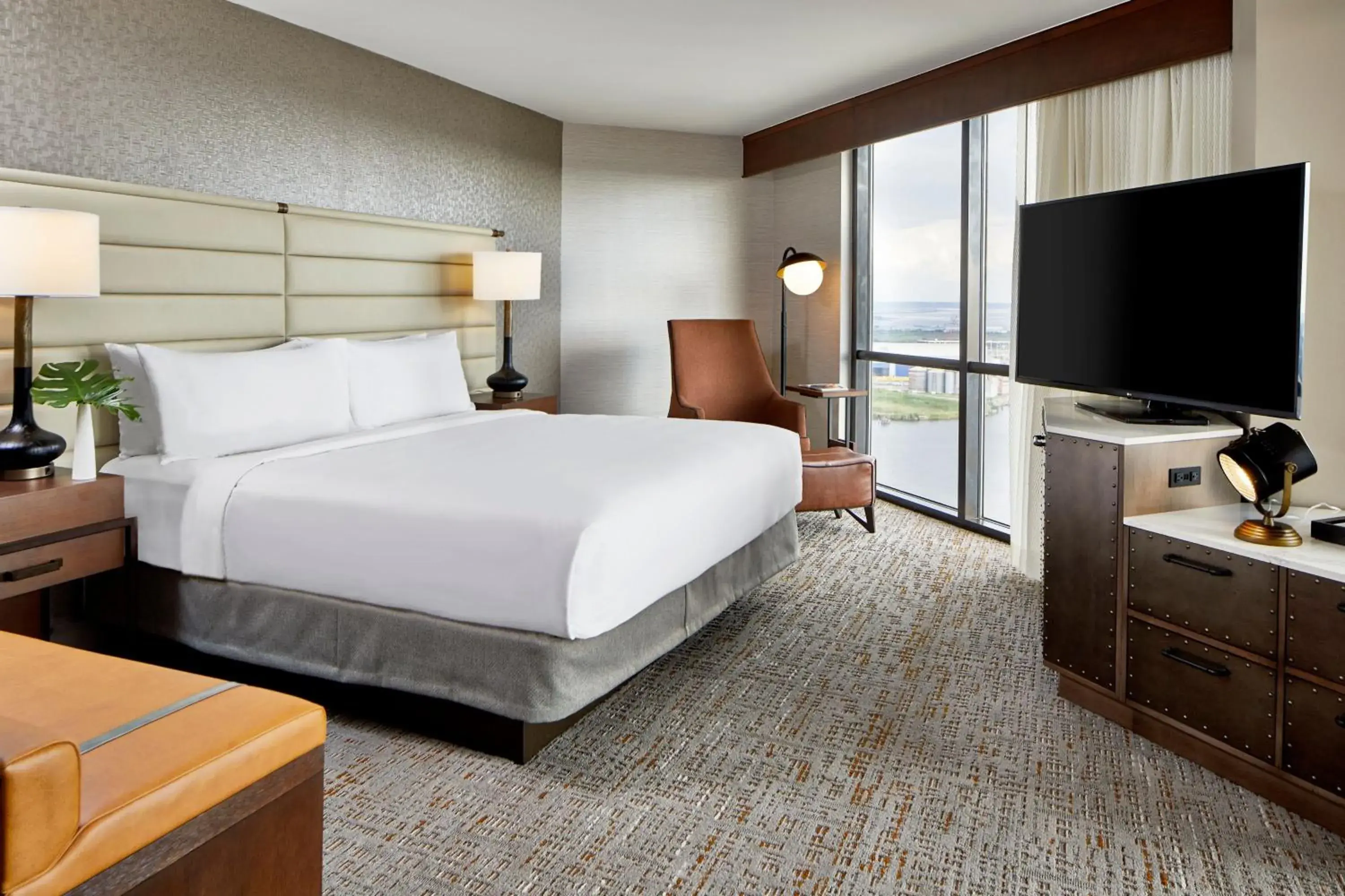 Photo of the whole room, Bed in Renaissance by Marriott Mobile Riverview Plaza Hotel