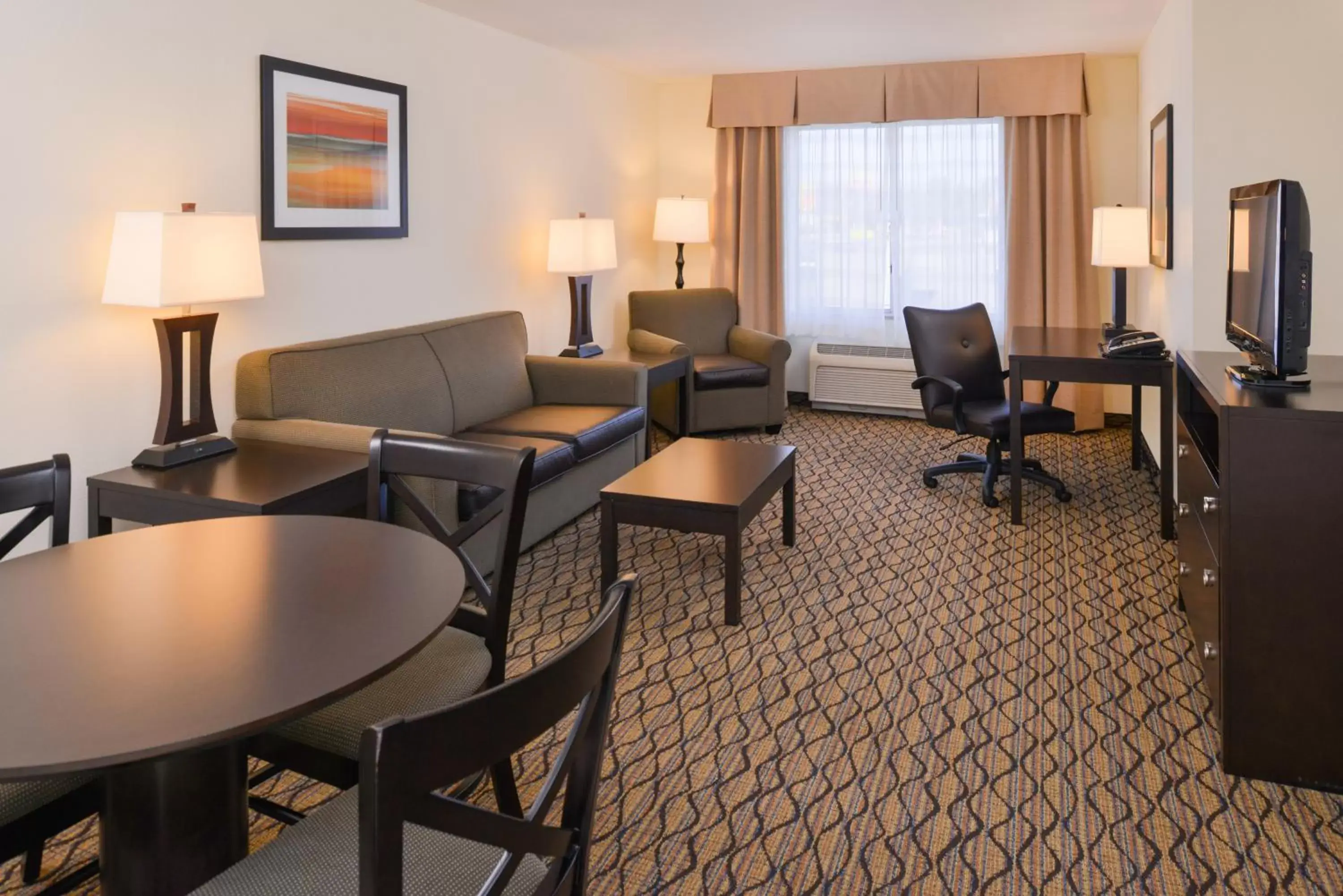 Photo of the whole room, Seating Area in Holiday Inn Poplar Bluff, an IHG Hotel
