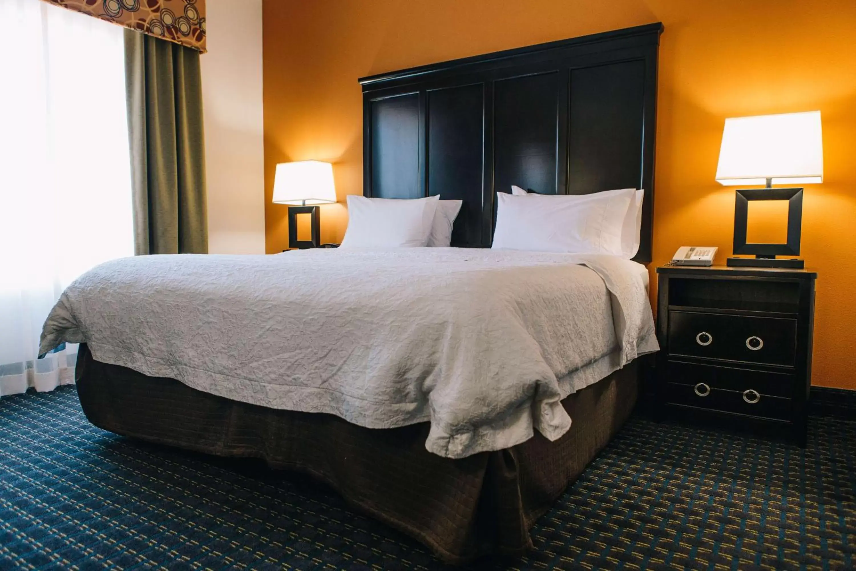 Bed in Hampton Inn & Suites Effingham