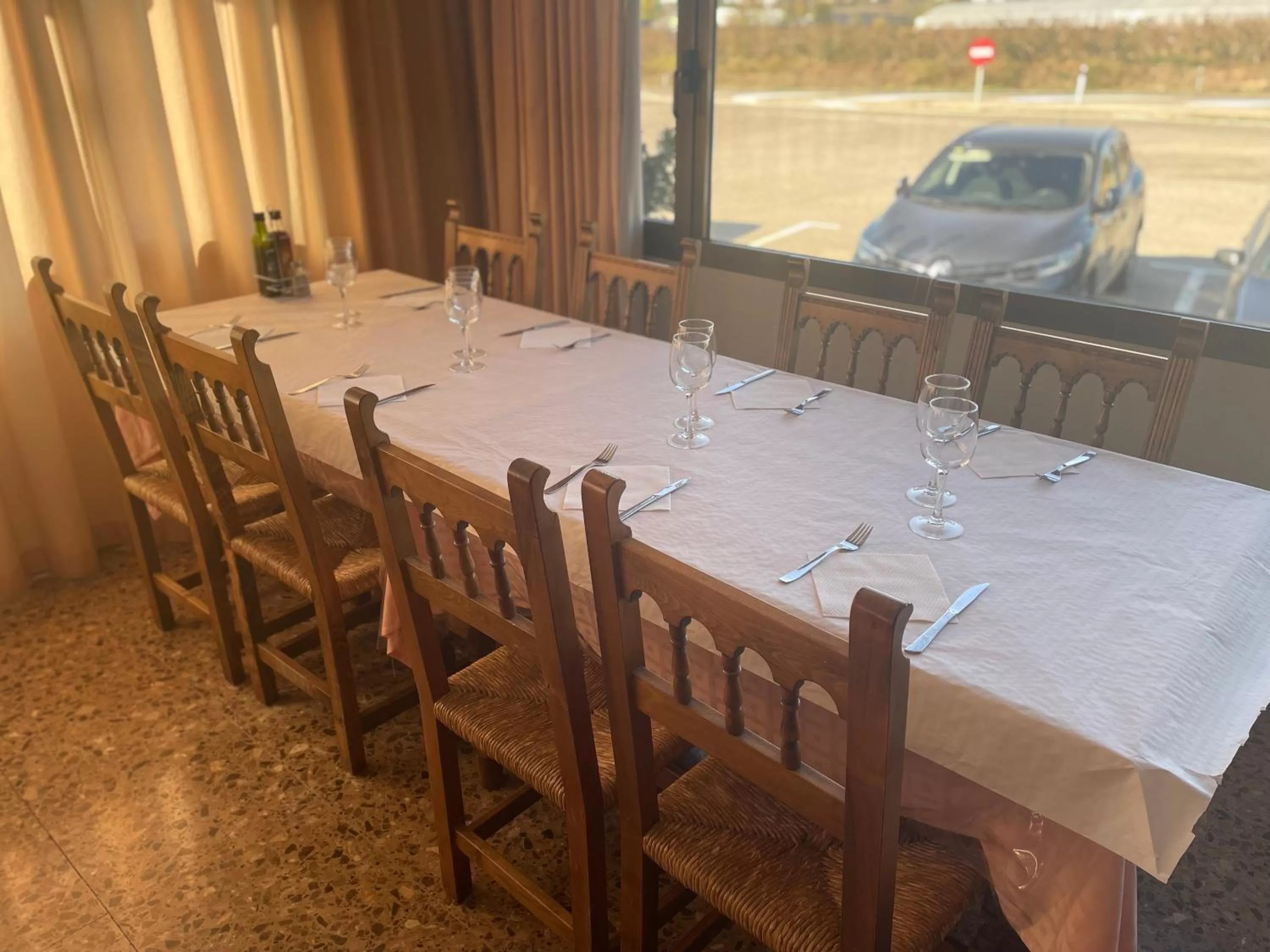 Restaurant/places to eat in Hotel Reina Isabel