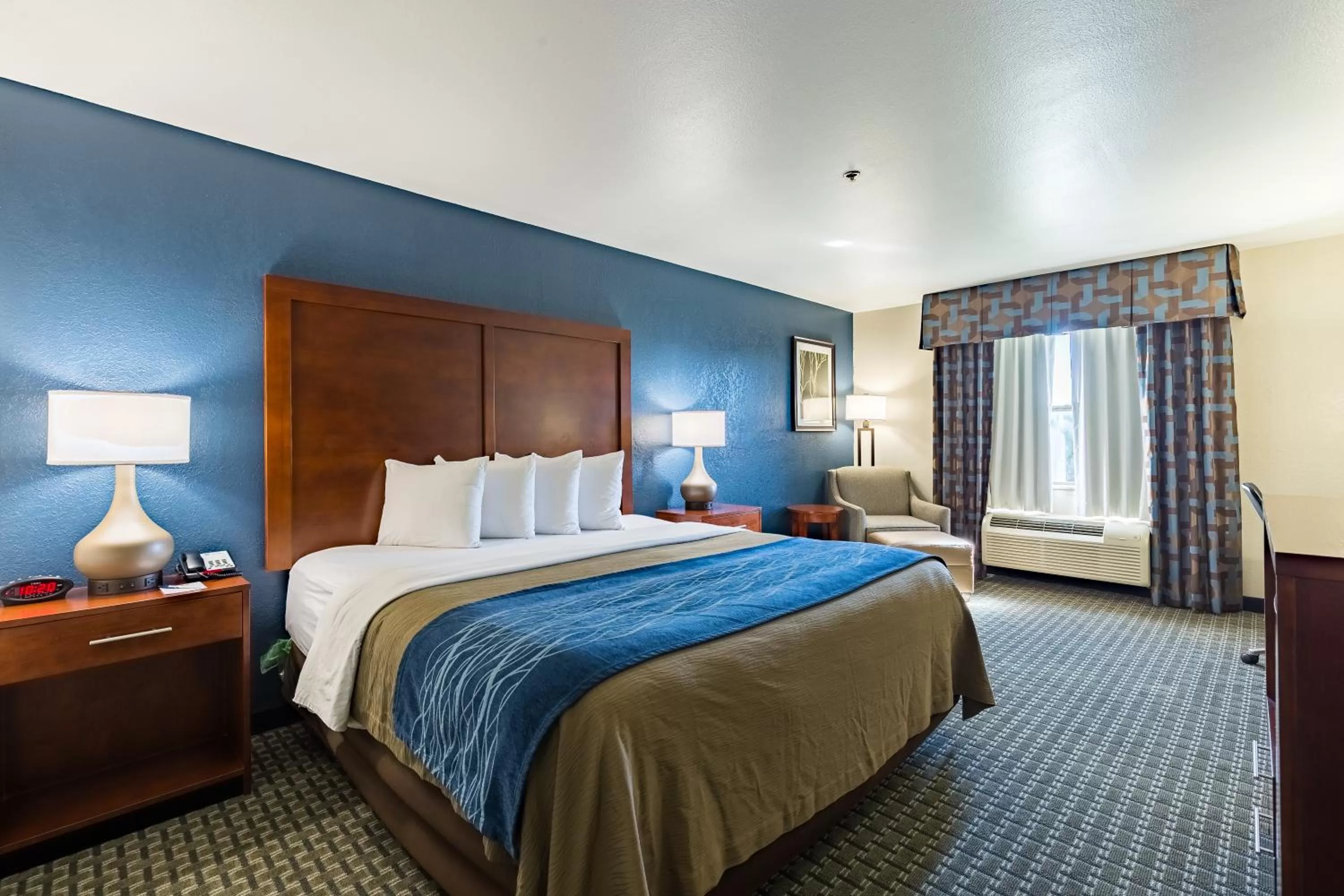 King Room with Bath Tub - Disability Access in Best Western Northwest Corpus Christi Inn & Suites