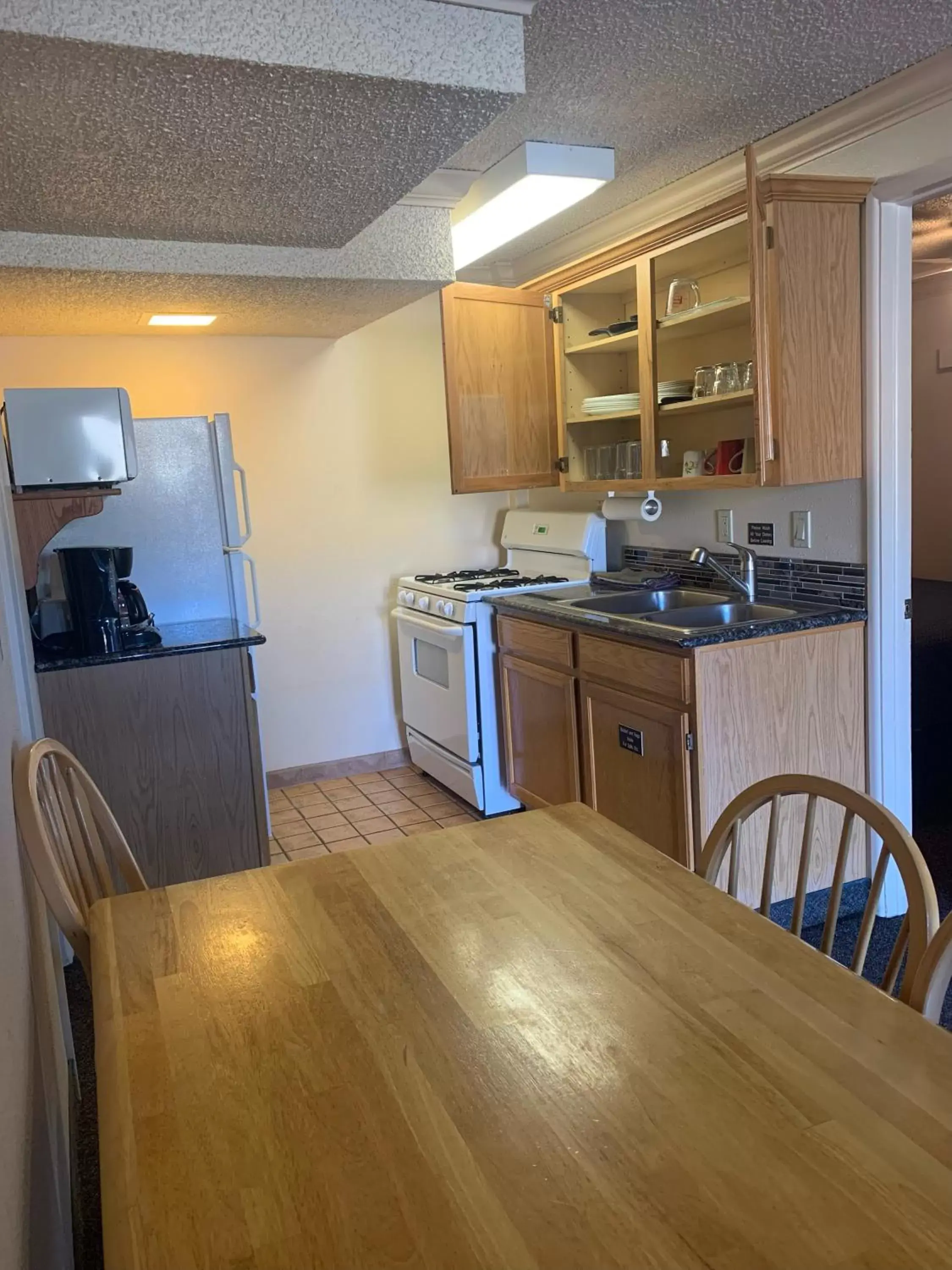 Kitchen/Kitchenette in Woodland Motel