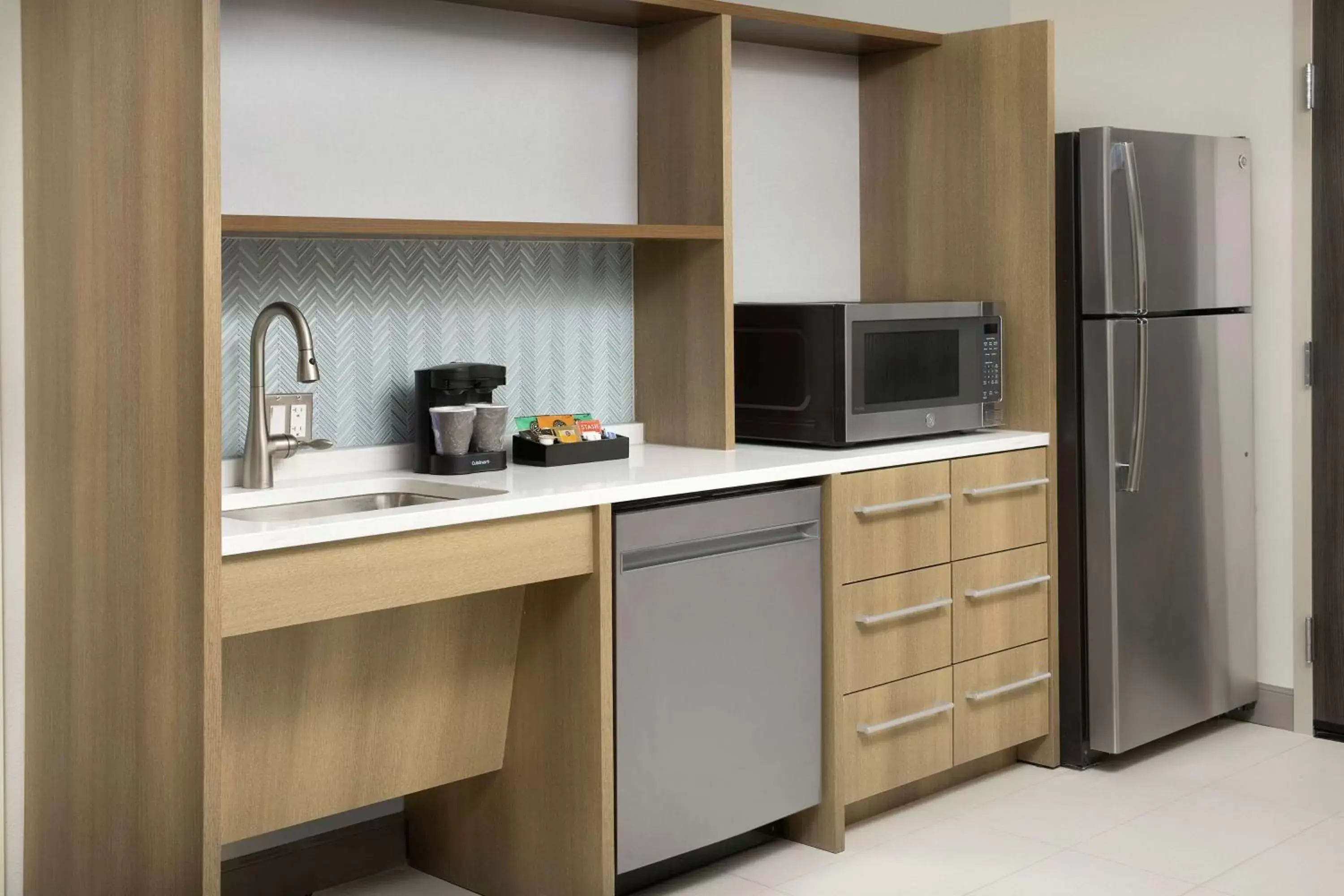 Kitchen or kitchenette, Kitchen/Kitchenette in Home2 Suites by Hilton San Antonio Lackland SeaWorld