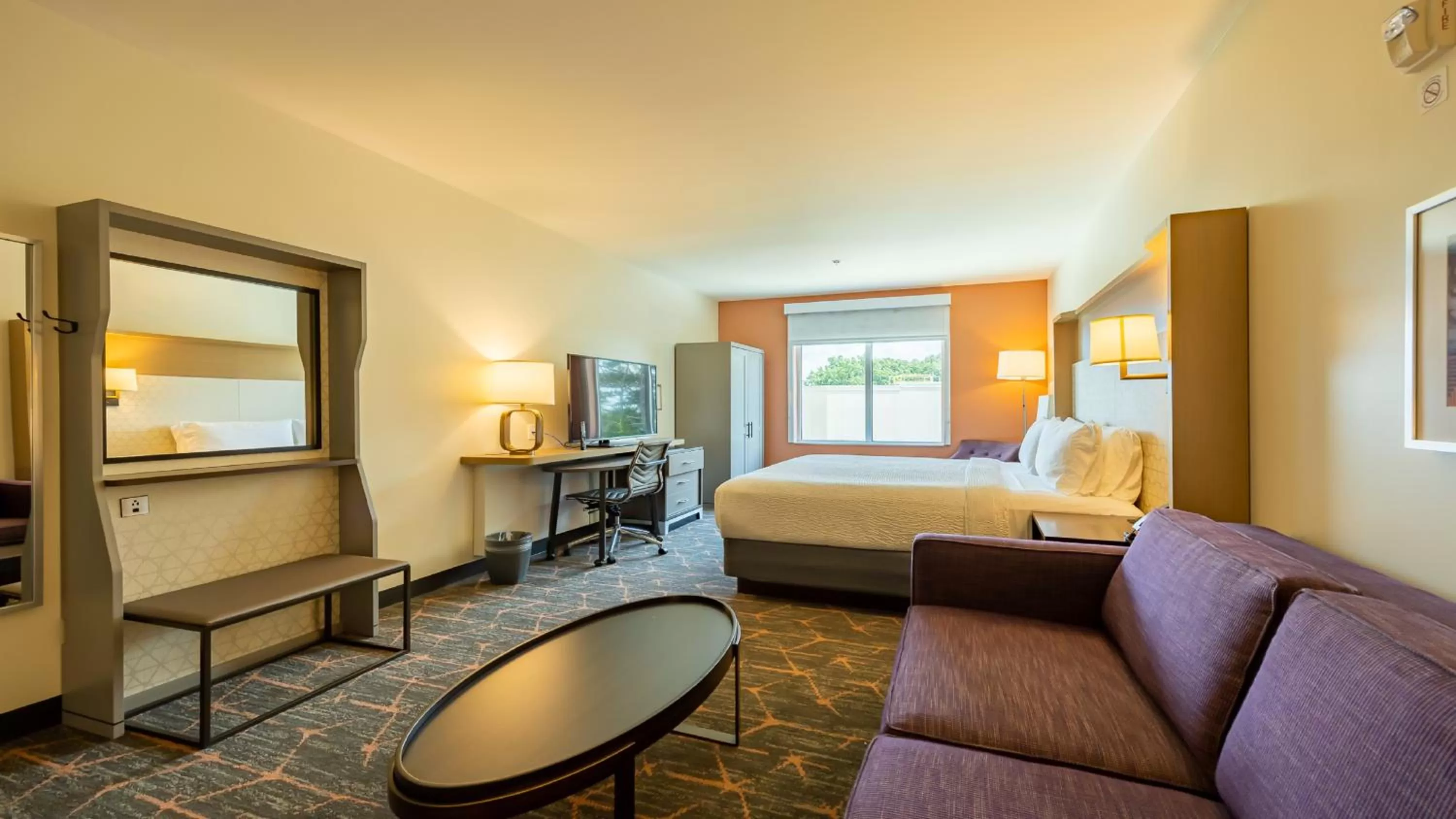 hair dresser, Bed in Holiday Inn & Suites Atlanta Perimeter Dunwoody, an IHG Hotel