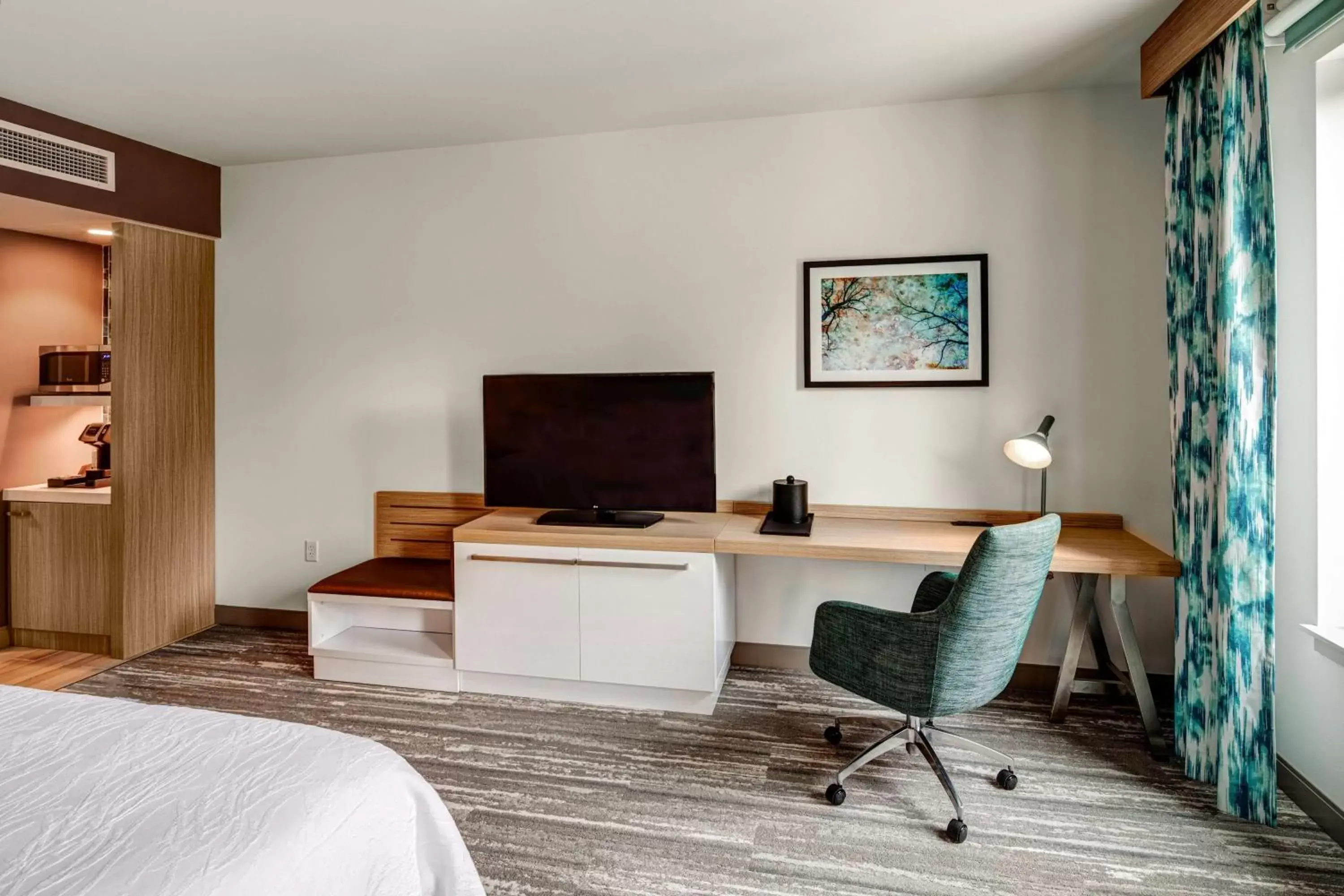 Bedroom, TV/Entertainment Center in Hilton Garden Inn Wilsonville Portland