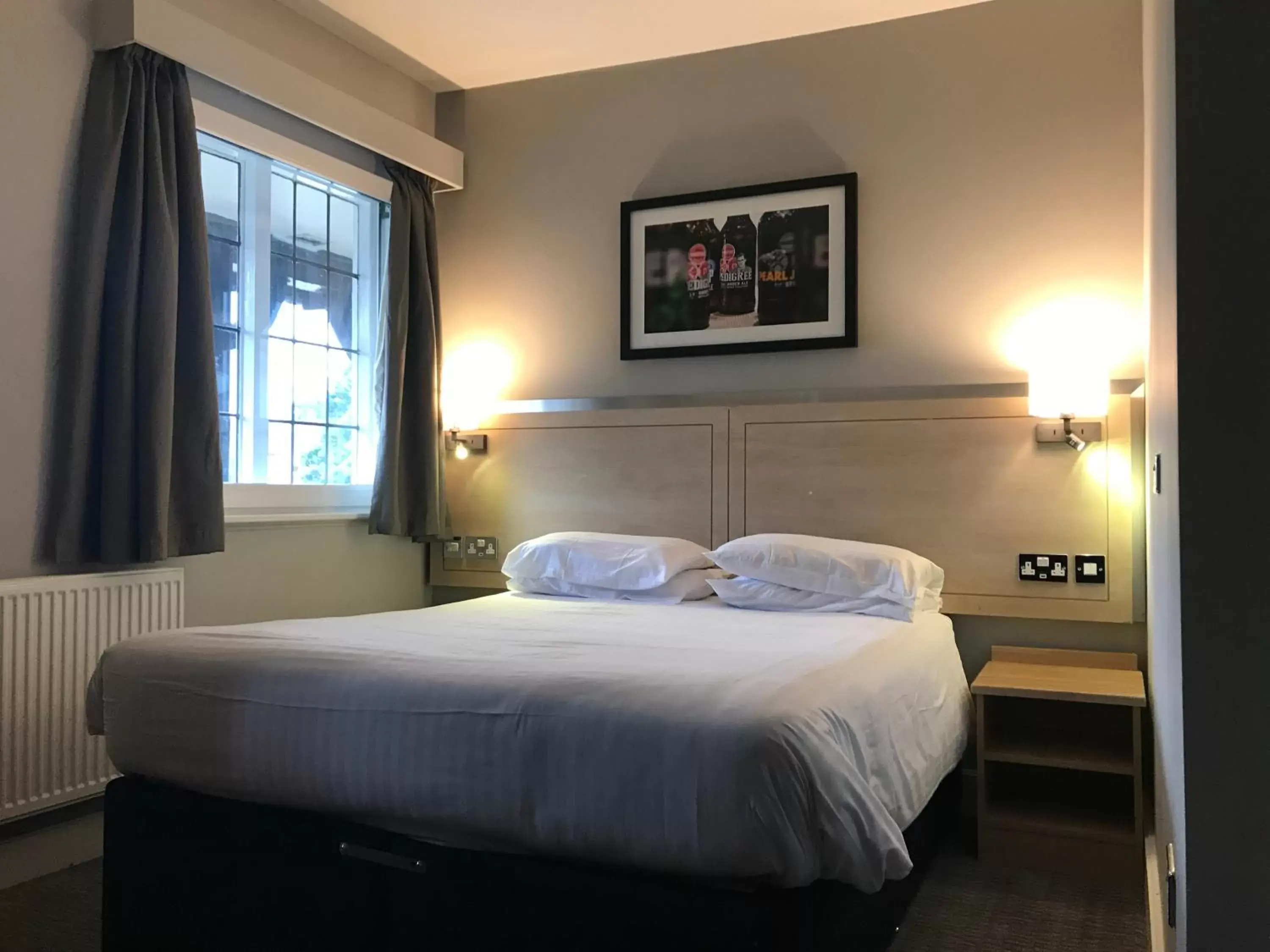 Bedroom, Bed in Crown, Droitwich by Marston's Inns