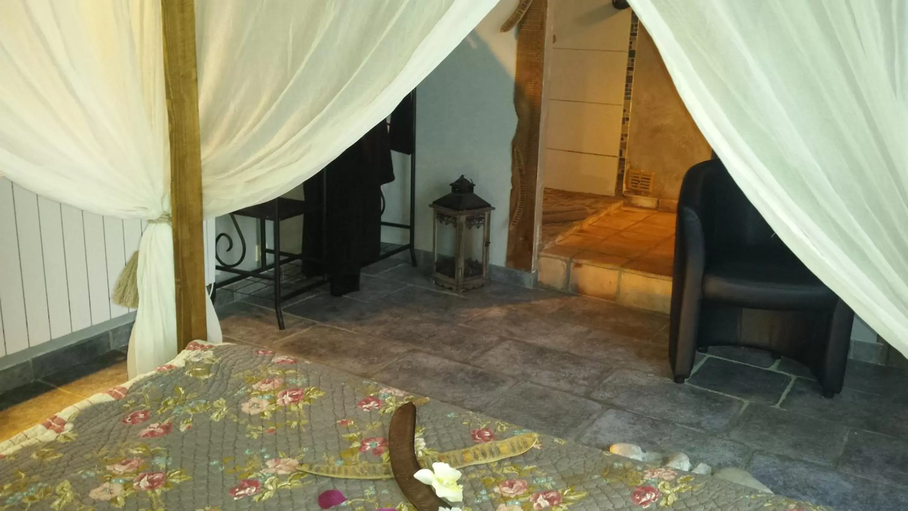 Double Room with Shower in Secret d'une Nuit a vicq prės de valenciennes,onnaing,saint saulve avec piscine , jaccuzi Double Room with Shower in Secret d'une Nuit a vicq prės de valenciennes,onnaing,saint saulve avec piscine , jaccuzi