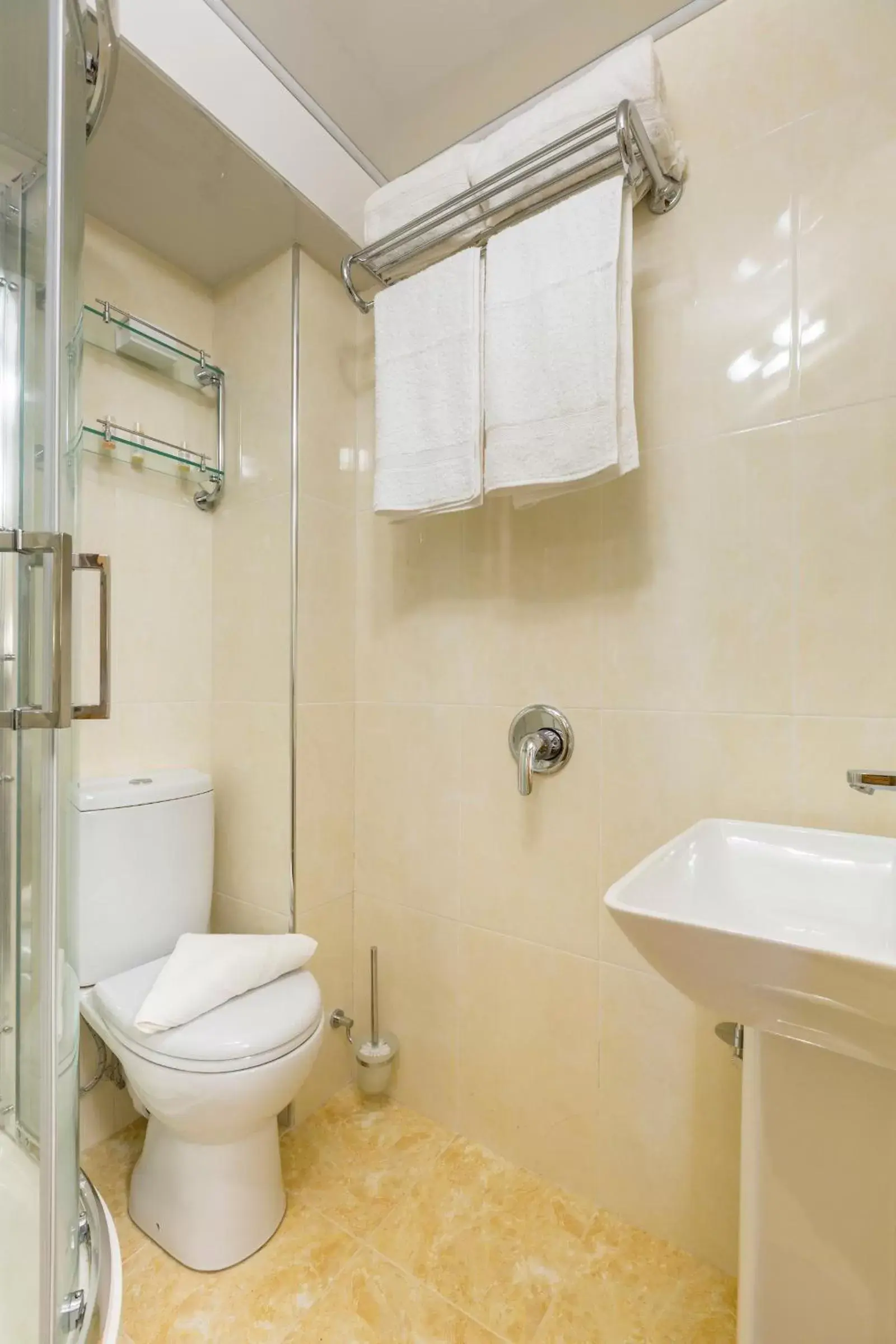 Toilet, Bathroom in Linton Hotel Luton
