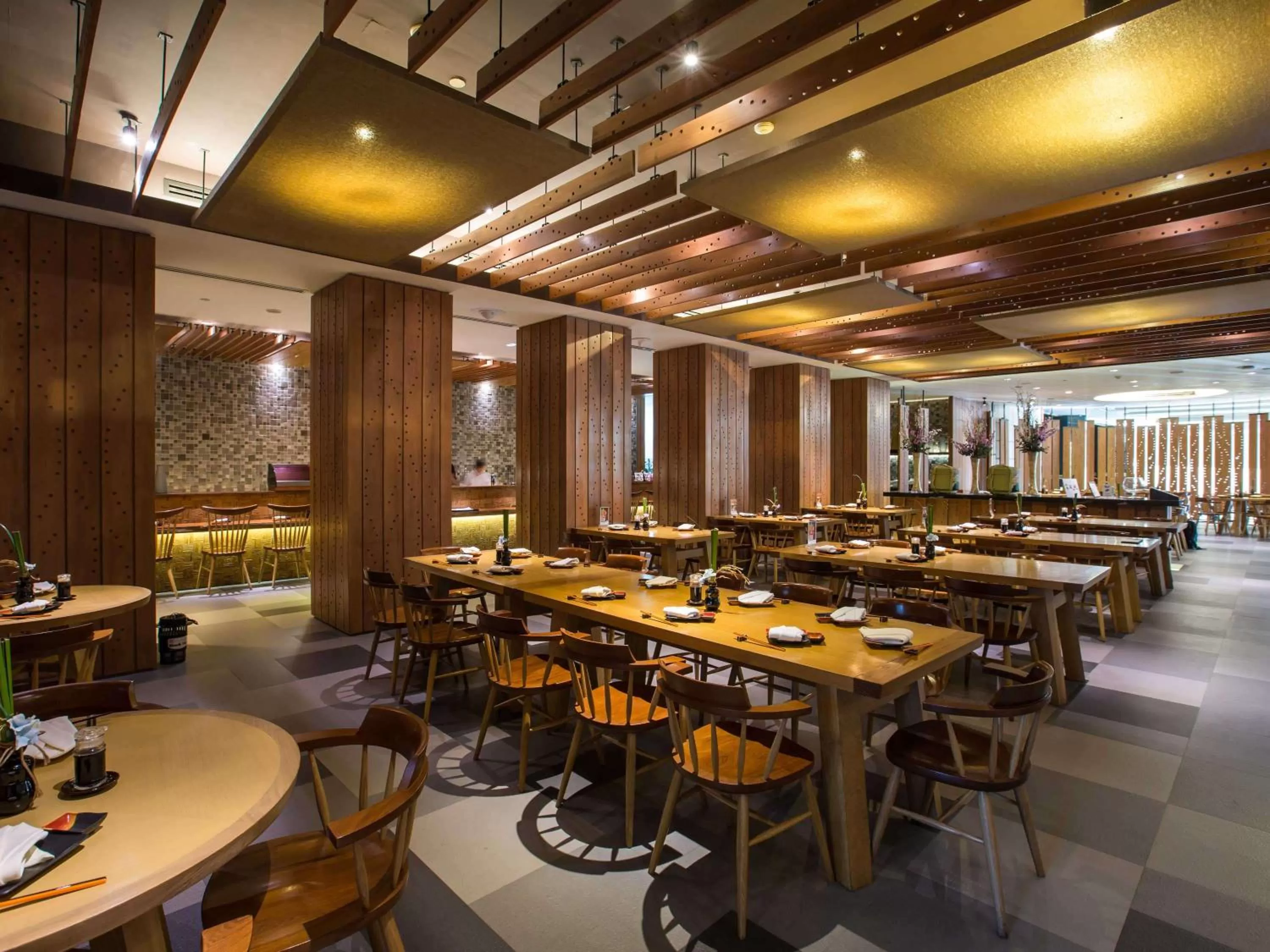 Restaurant/places to eat in Swissotel Bangkok Ratchada