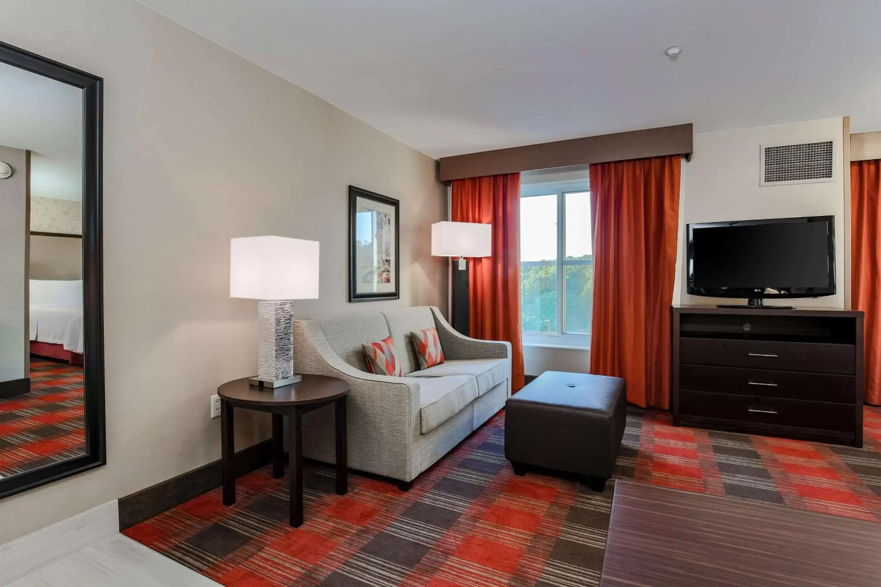 Living room, TV/Entertainment Center in Homewood Suites by Hilton Long Island-Melville