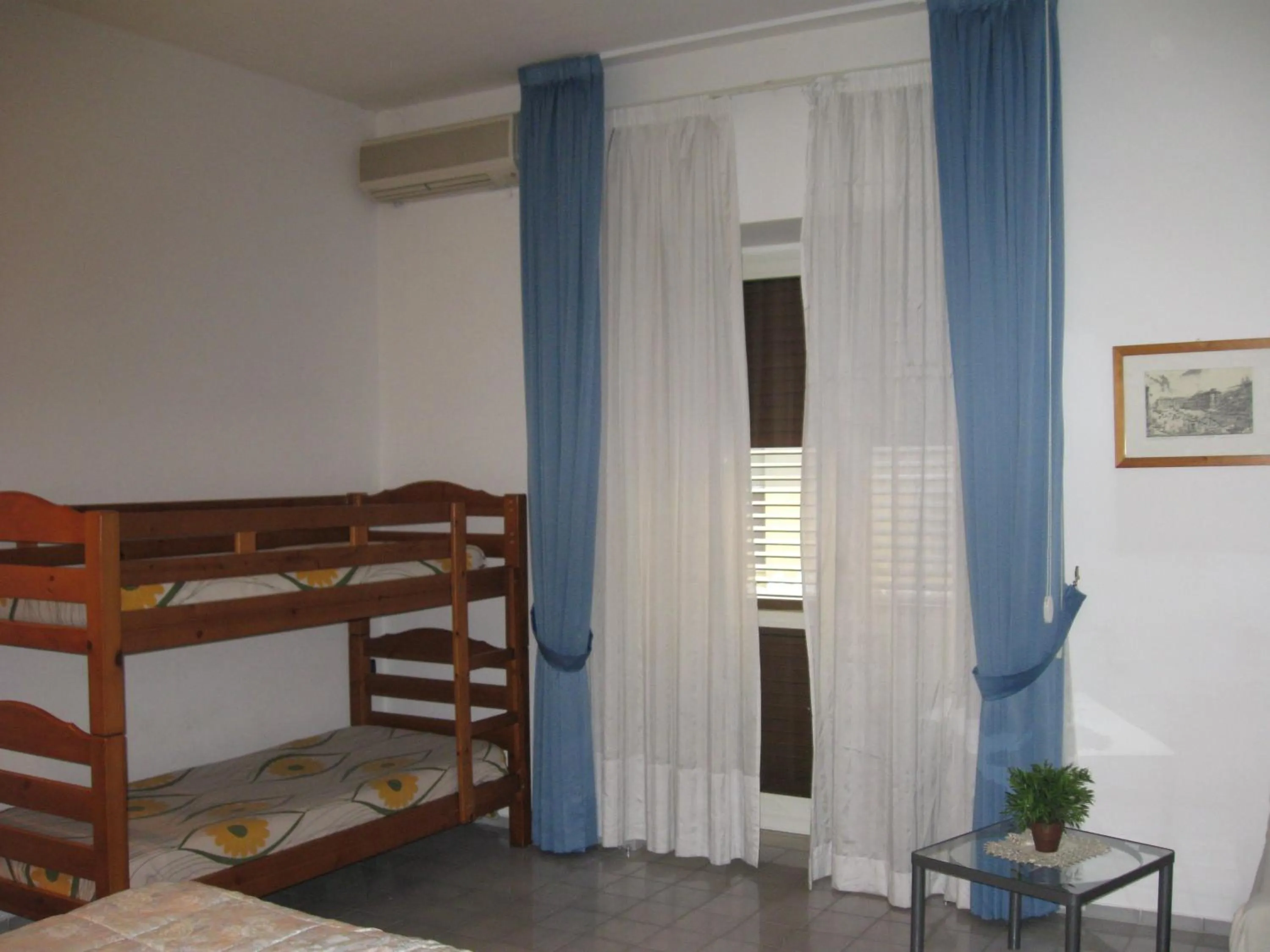 bunk bed, Bed in Hotel Caporal