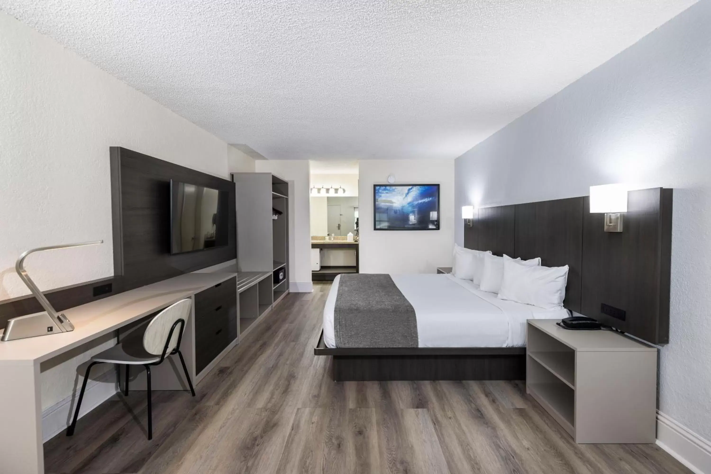Bedroom, TV/Entertainment Center in Avanti International Resort