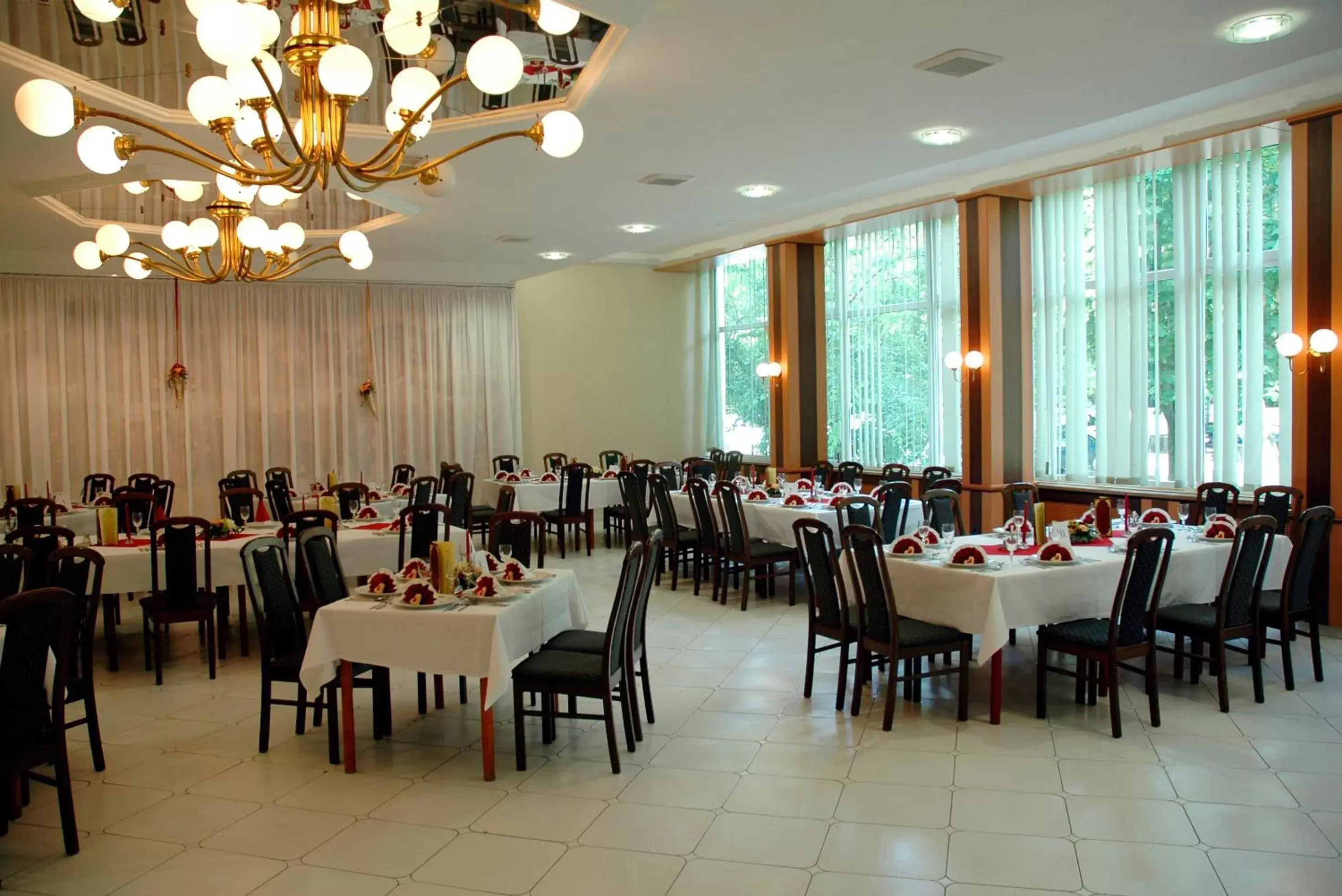 Restaurant/Places to Eat in Benczur Hotel