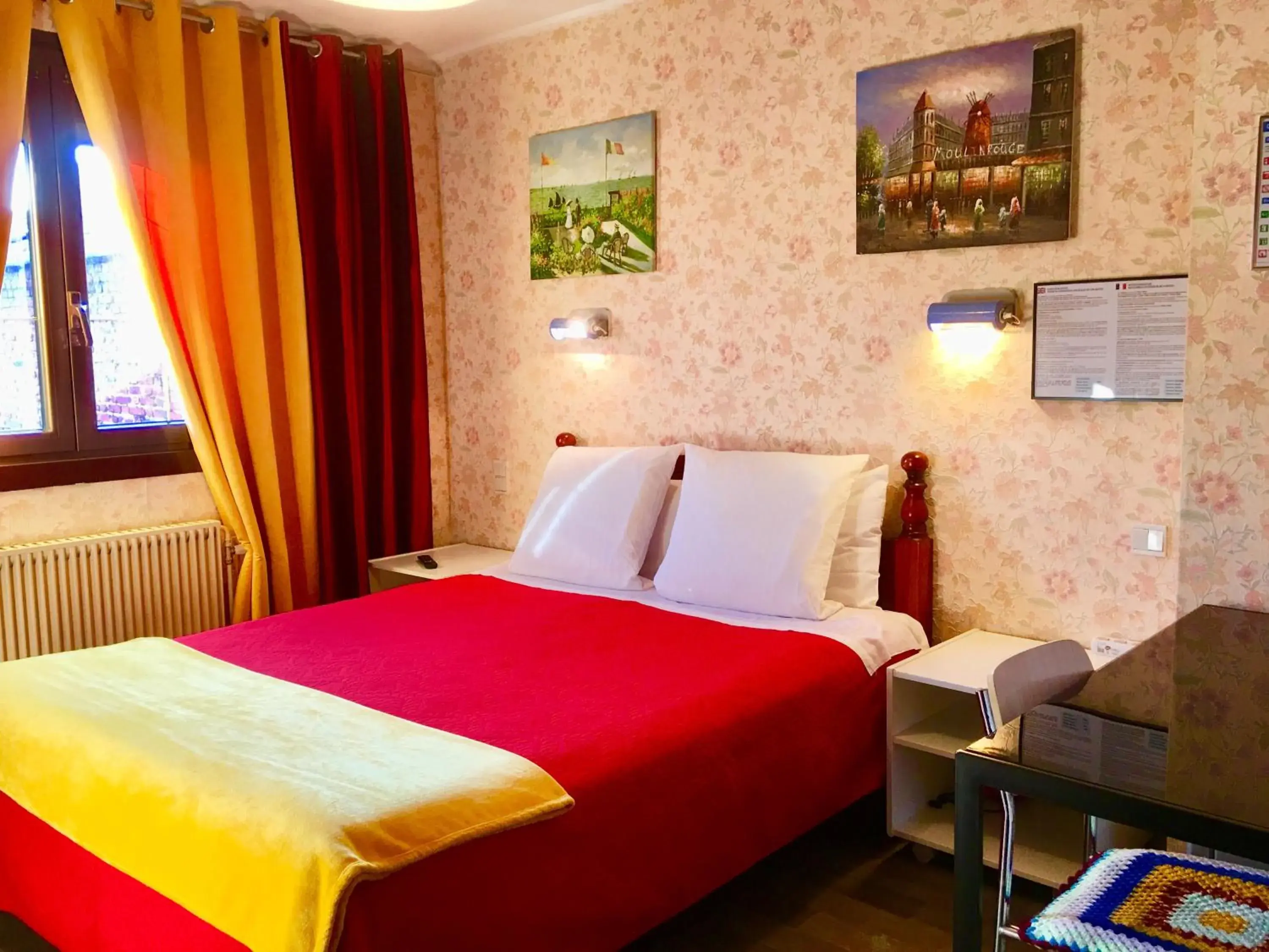Bed in Hotel Paris Star