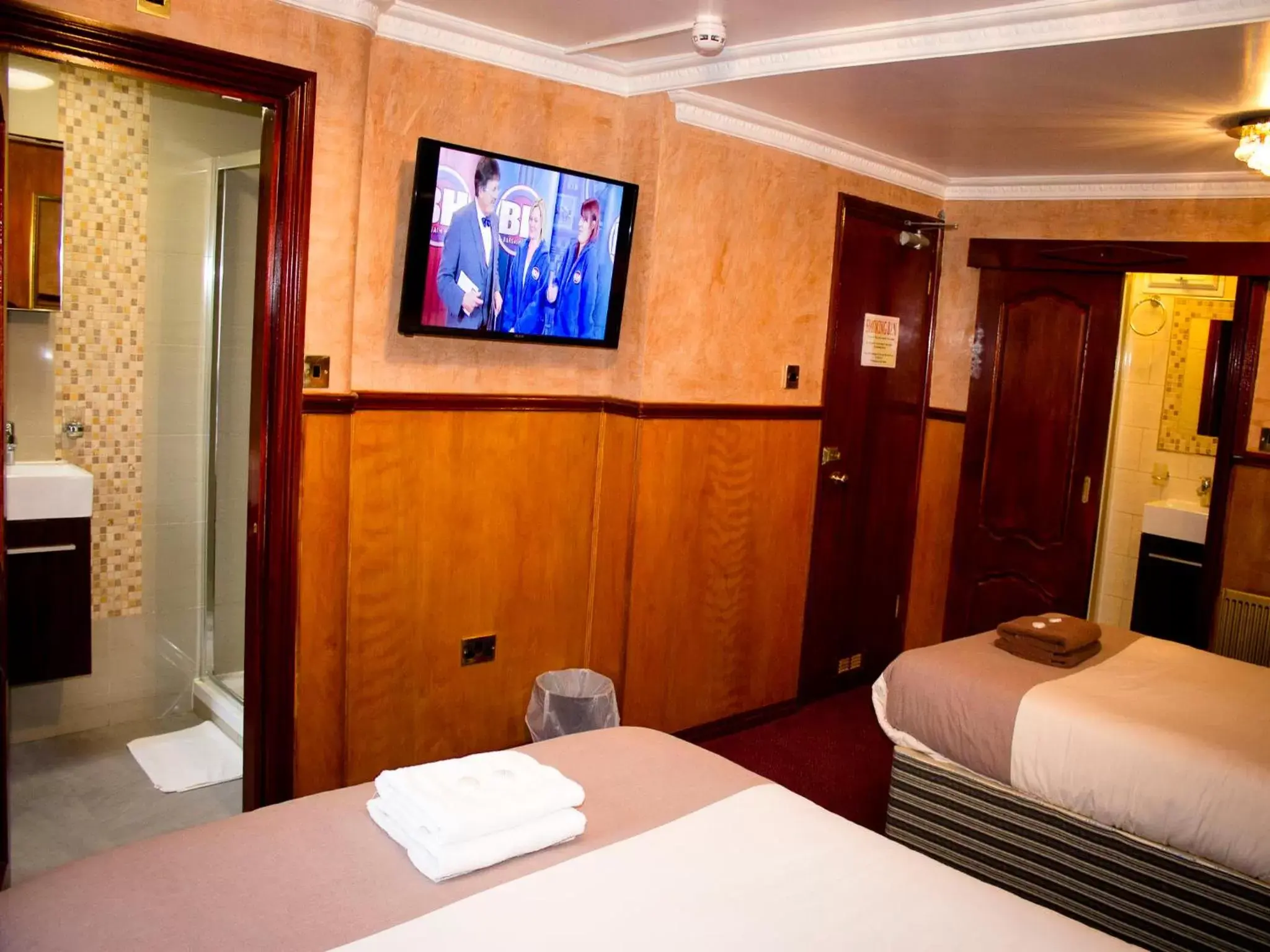 Photo of the whole room, TV/Entertainment Center in Cricklewood Lodge Hotel