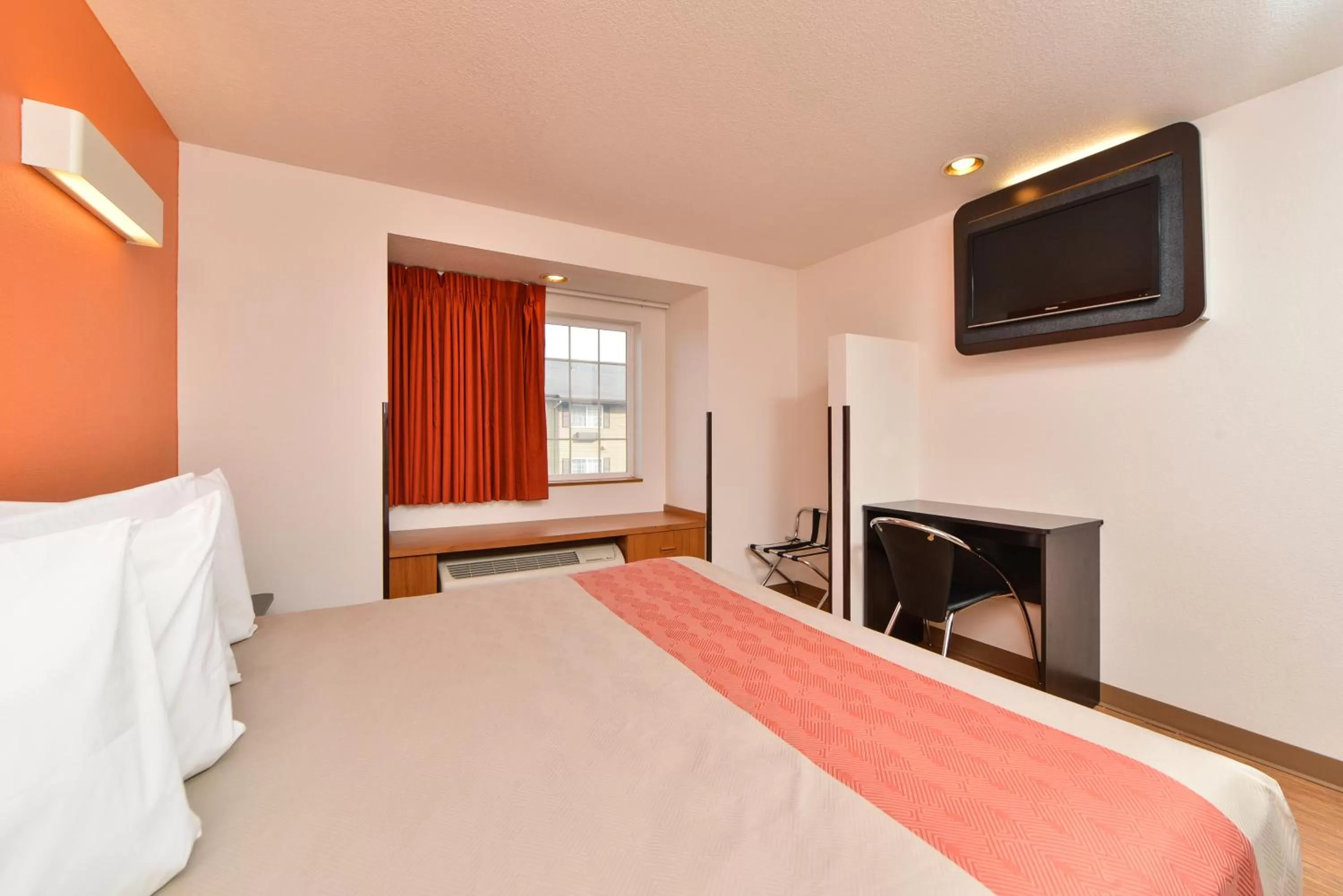 Bed in Motel 6-Meridian, ID - Boise W