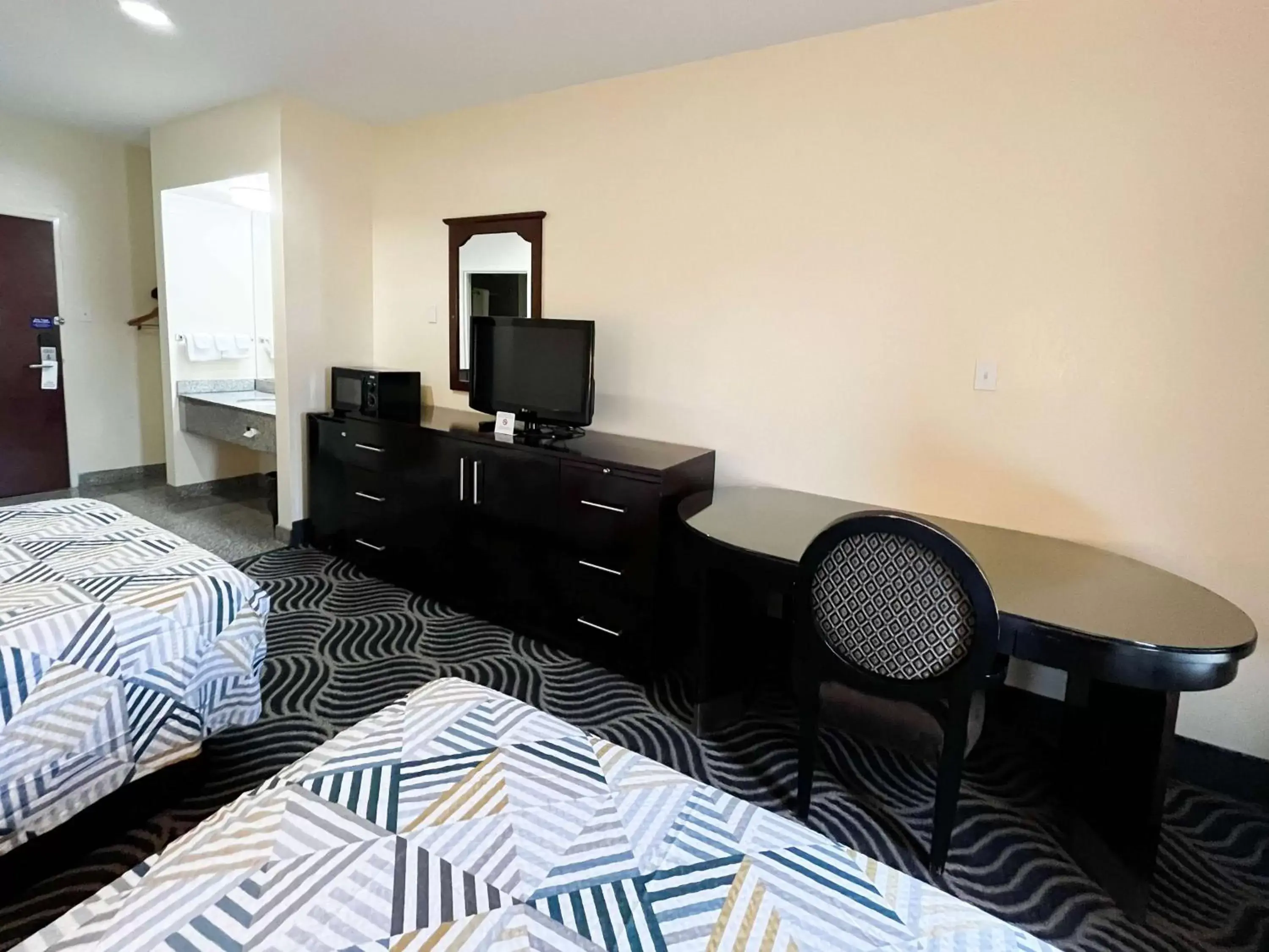 Photo of the whole room, Seating Area in Executive Inn & Suites Breaux Bridge, LA