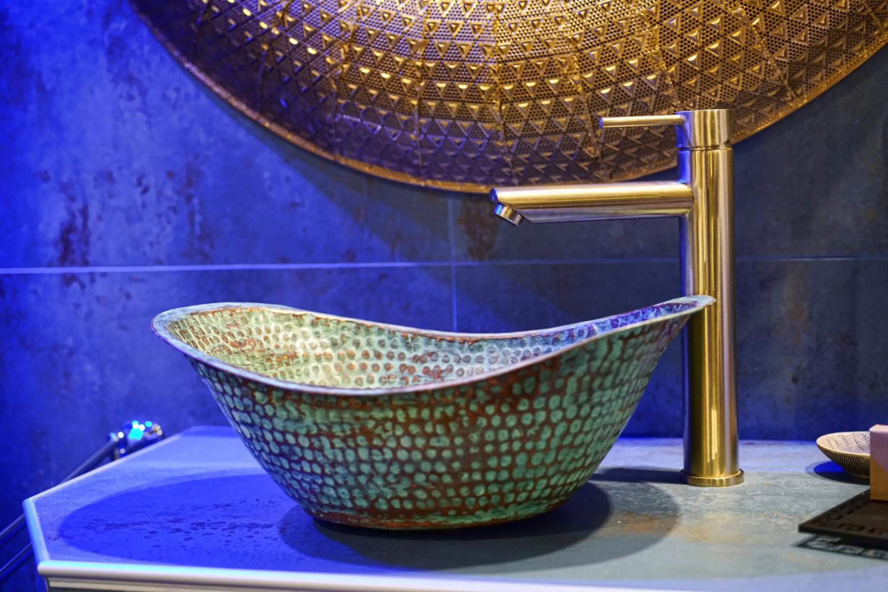 Home dentro il teatro