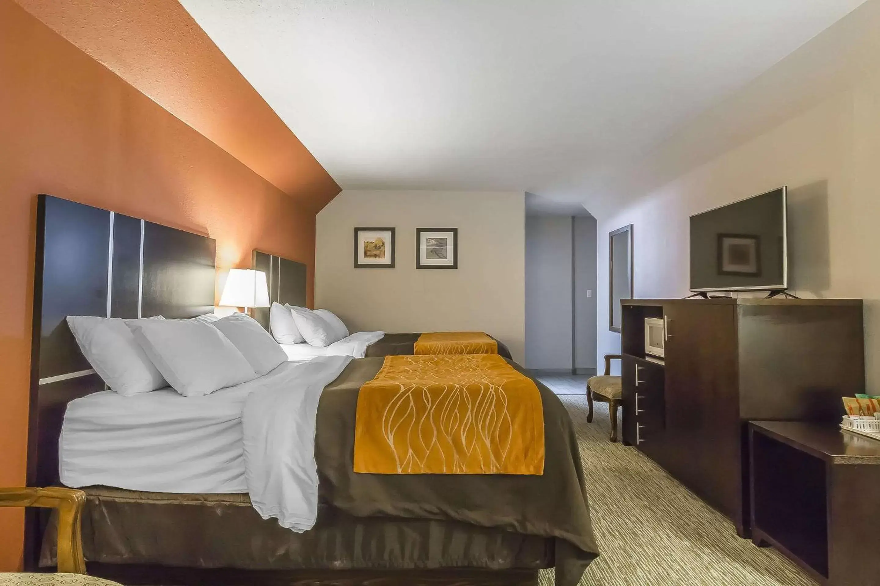 Photo of the whole room, Bed in Comfort Inn & Suites Yorkton