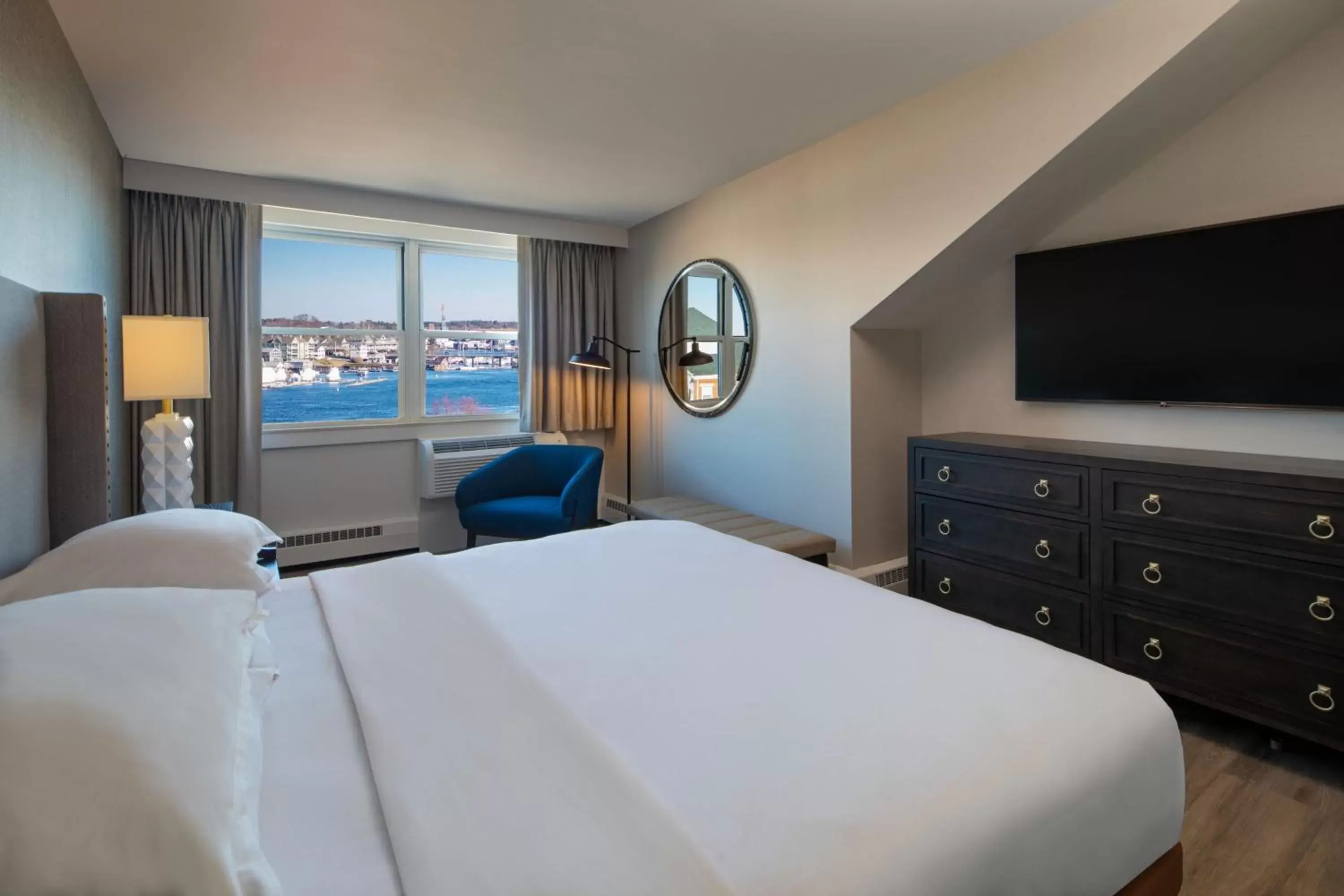 Photo of the whole room, Bed in Sheraton Portsmouth Harborside Hotel