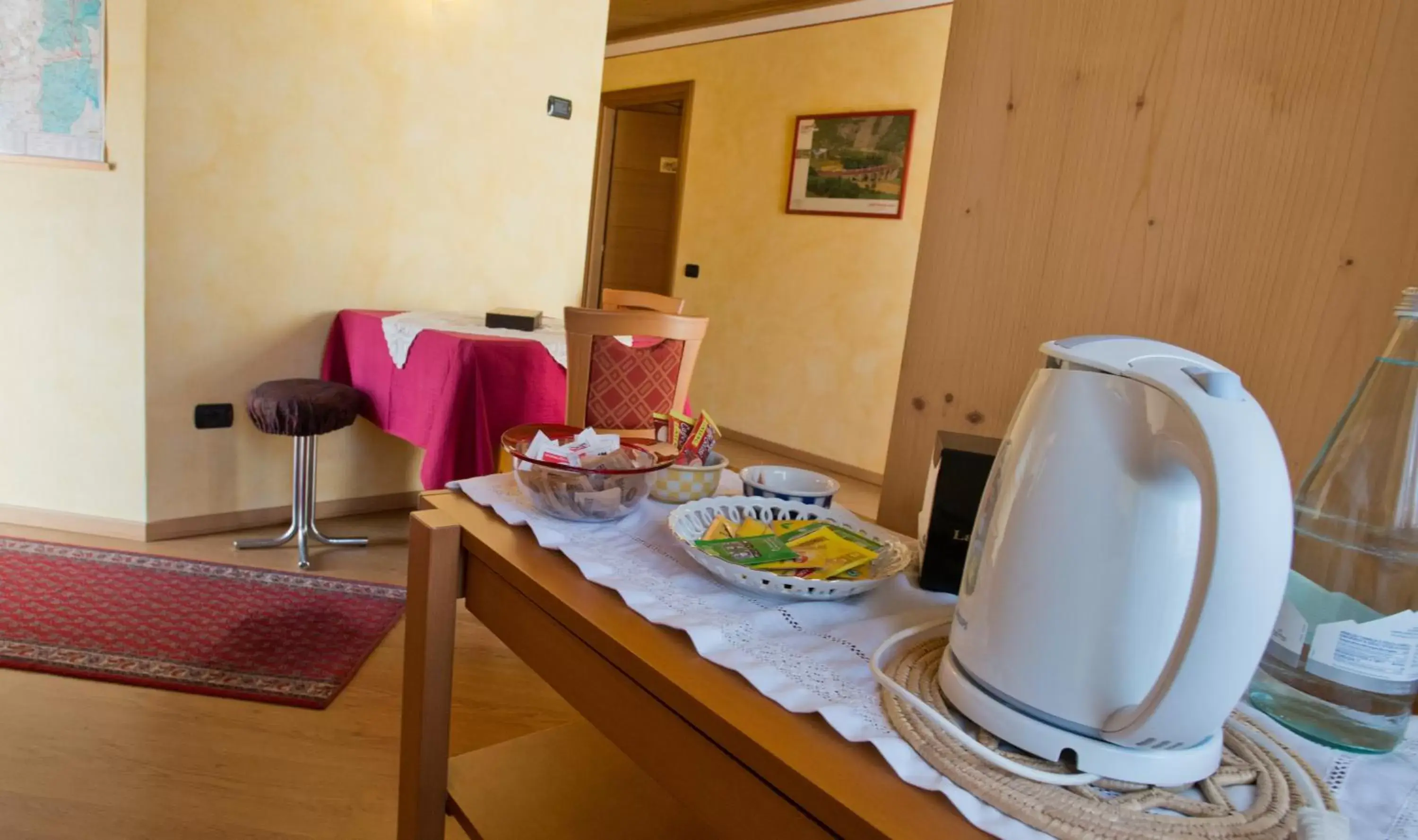 Coffee/tea facilities, Dining Area in Hotel Garni Le Corti