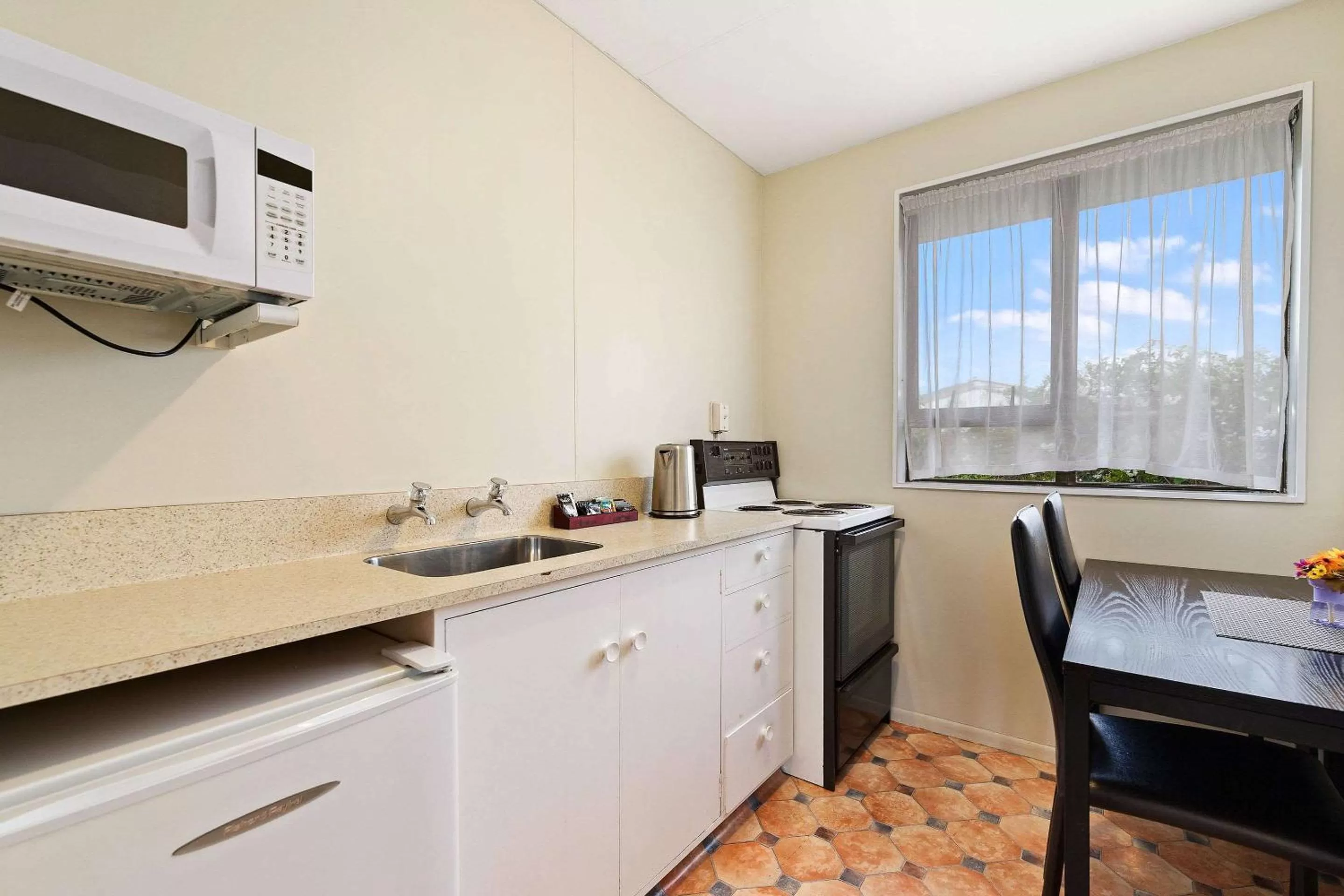 Photo of the whole room in Econo Lodge Canterbury Court Motel