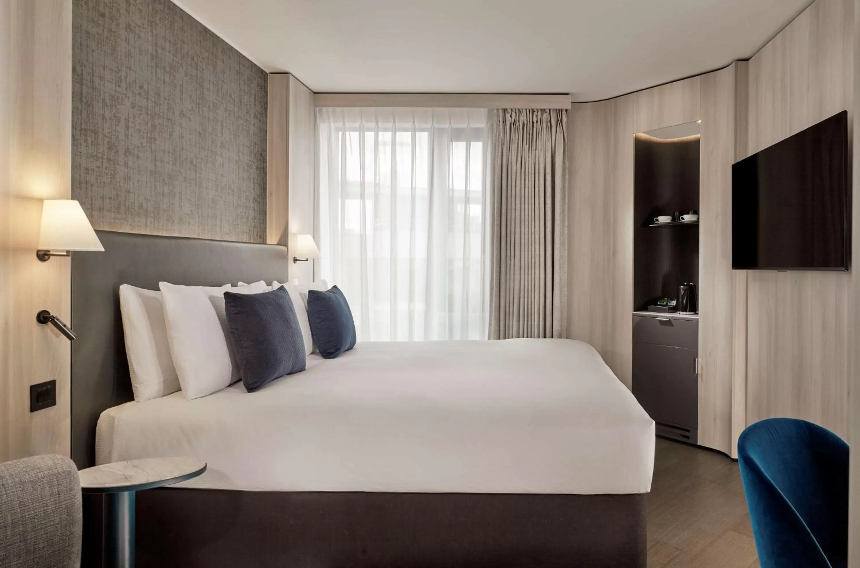 TV and multimedia, Bed in The Westminster London, Curio Collection by Hilton