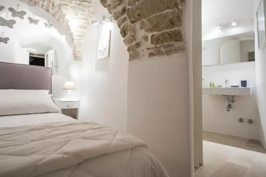 Bathroom, Bed in LE SUITES AL TORRIONE