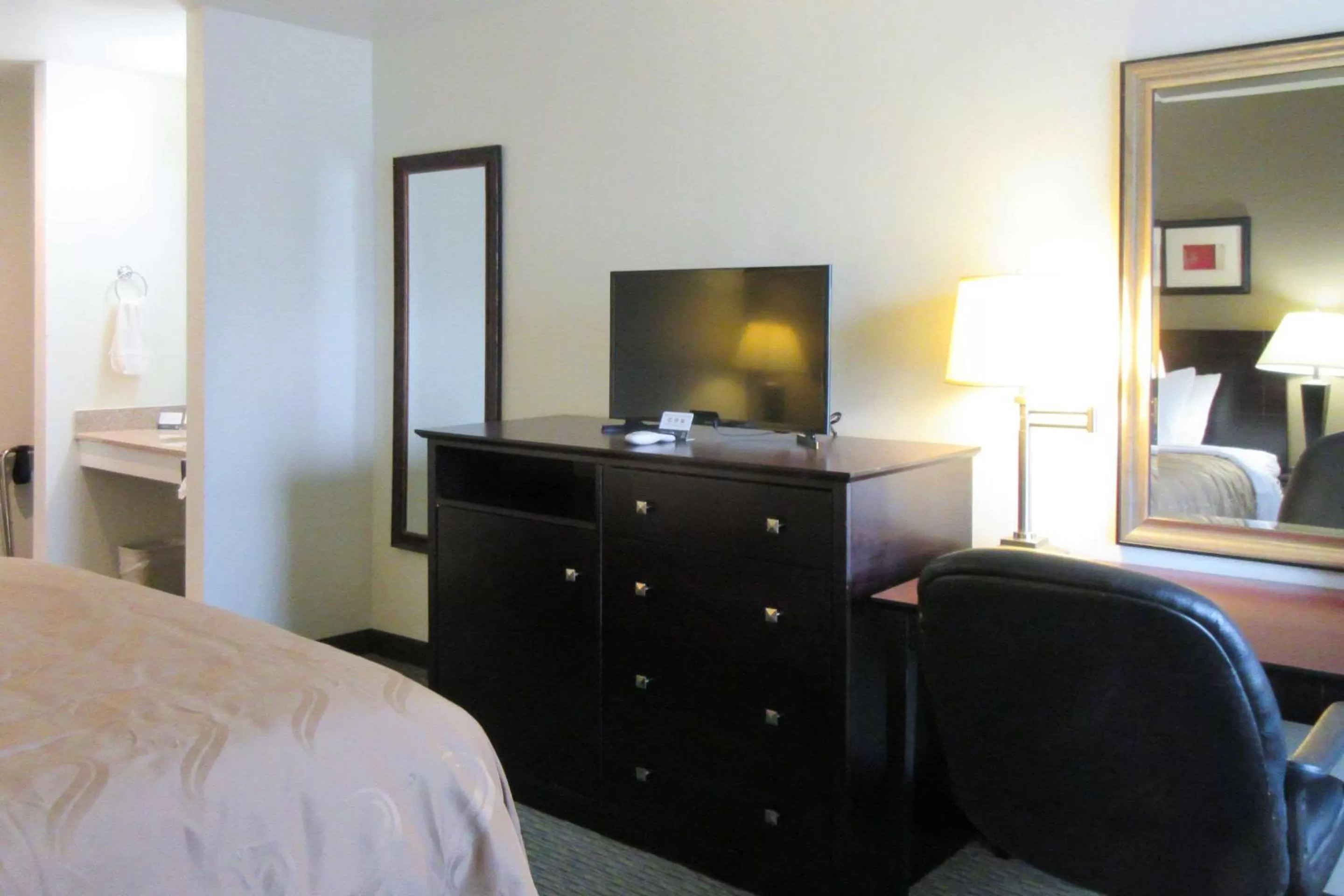 Photo of the whole room, Bed in Quality Inn Longmont