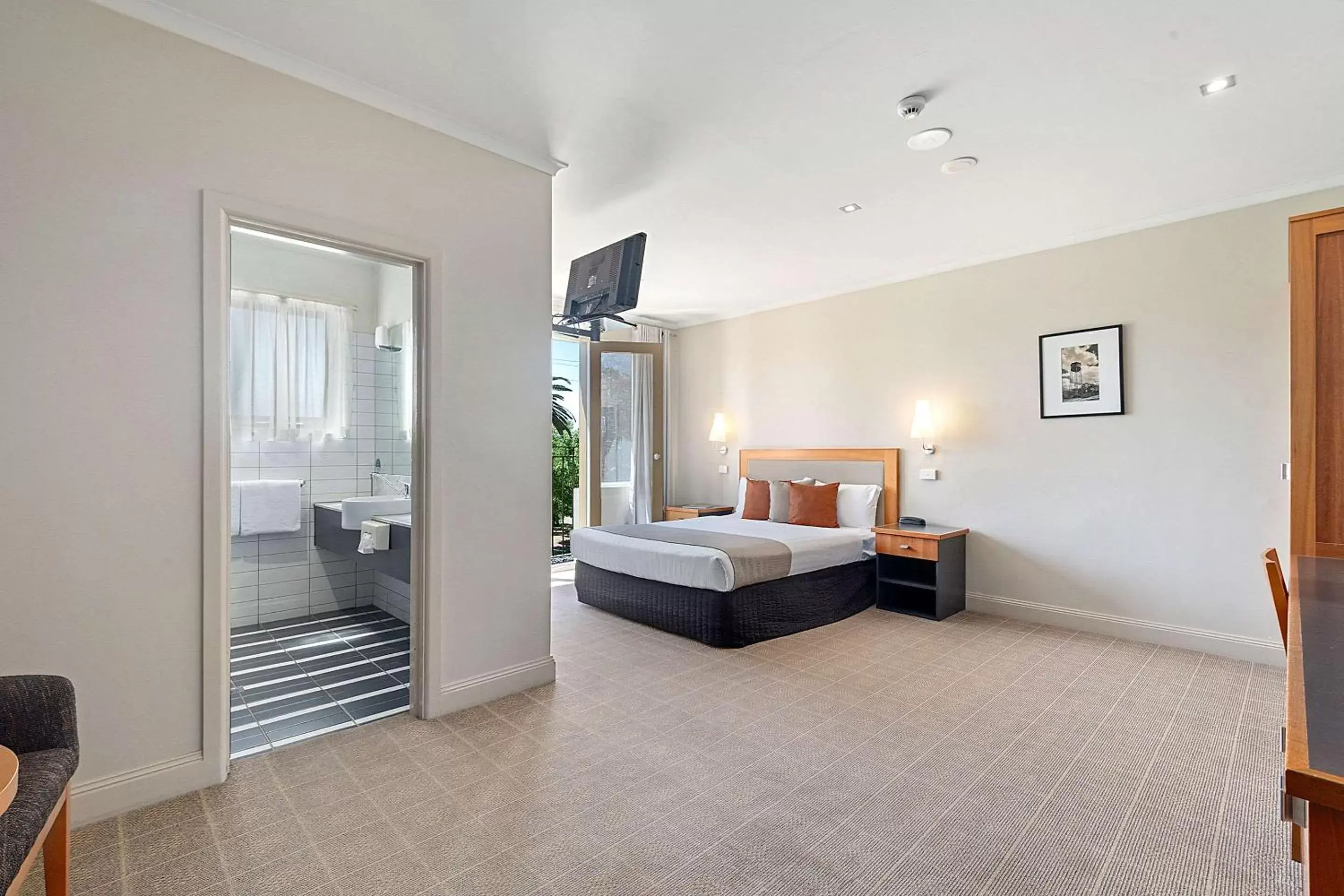 Bedroom, Bed in Quality Hotel Mildura Grand