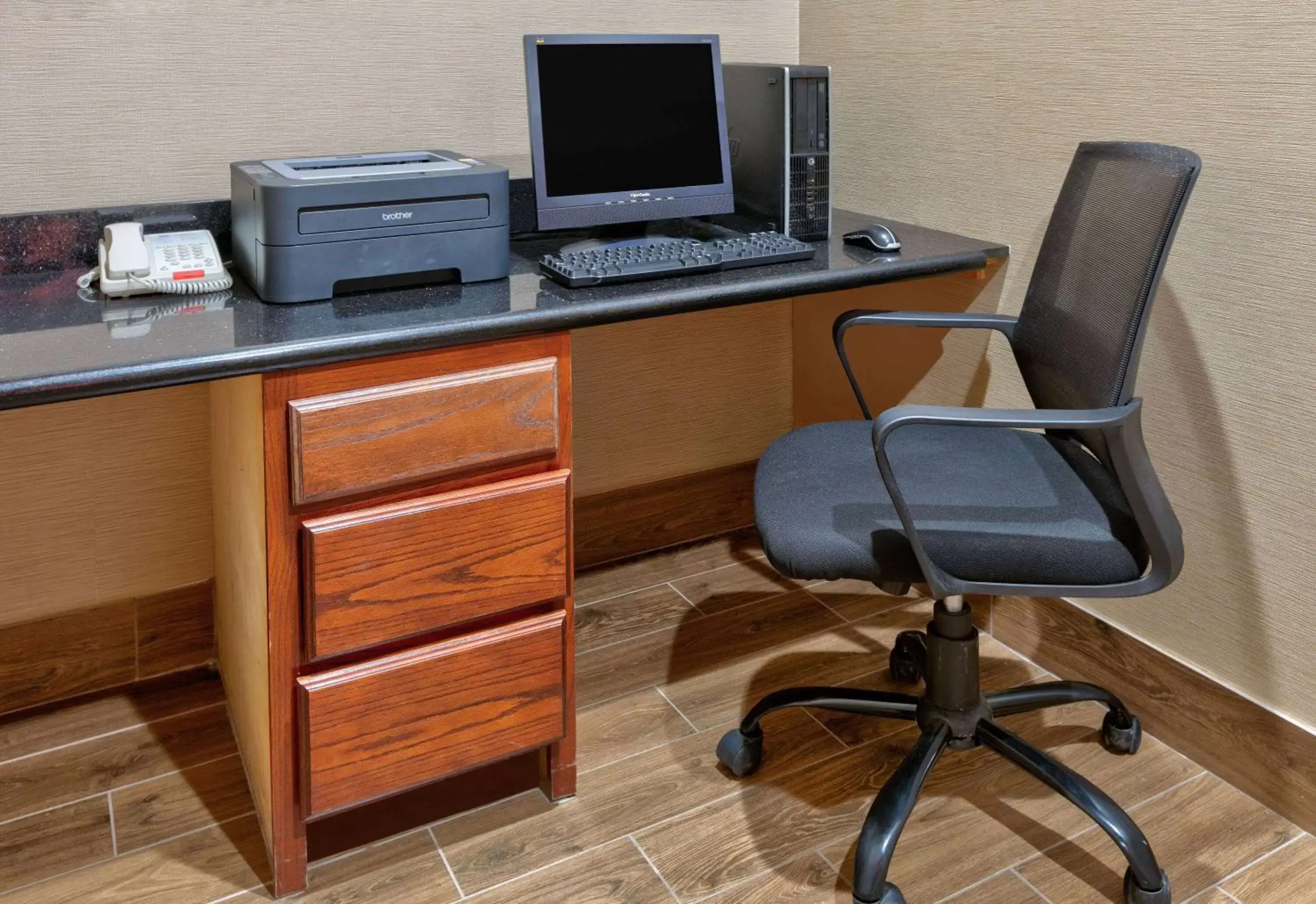 Business facilities, Business Area/Conference Room in Baymont Inn & Suites by Wyndham Glen Rose