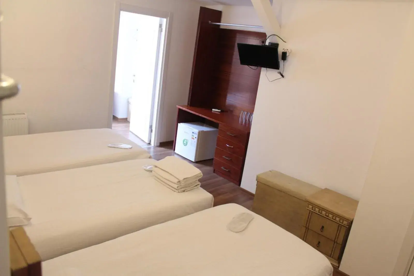 Bed, TV/Entertainment Center in Istanbul Holiday Hotel